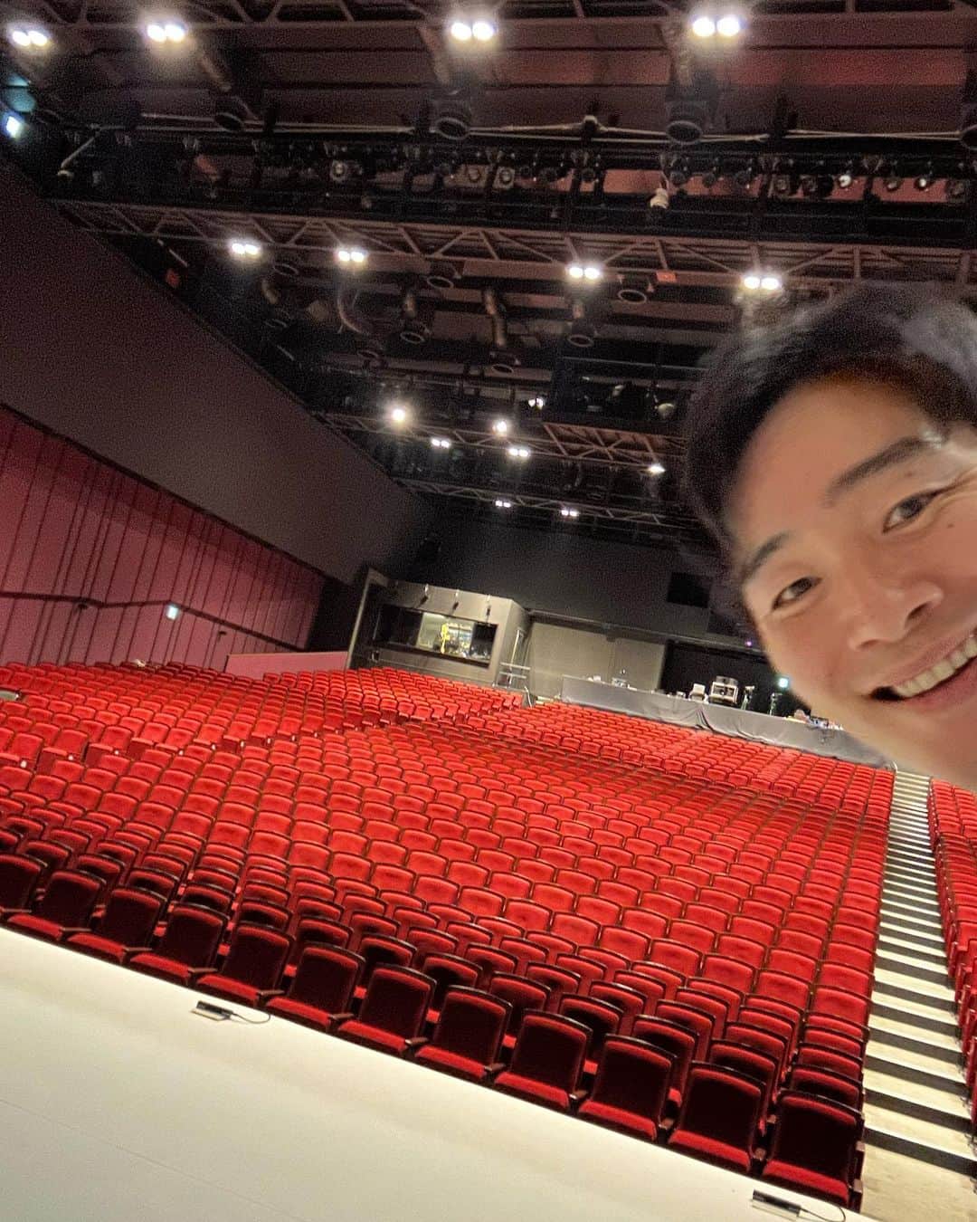 のインスタグラム：「・ 【バカになっちゃいました×】  大阪4公演終了！  ほんまたこ焼きパワー感じたで！ おおきにな！バース掛布岡田やで！ また来るさかいな！  福岡公演は写真撮り忘れ。 ごめりんぐり。  次は山梨公演！」