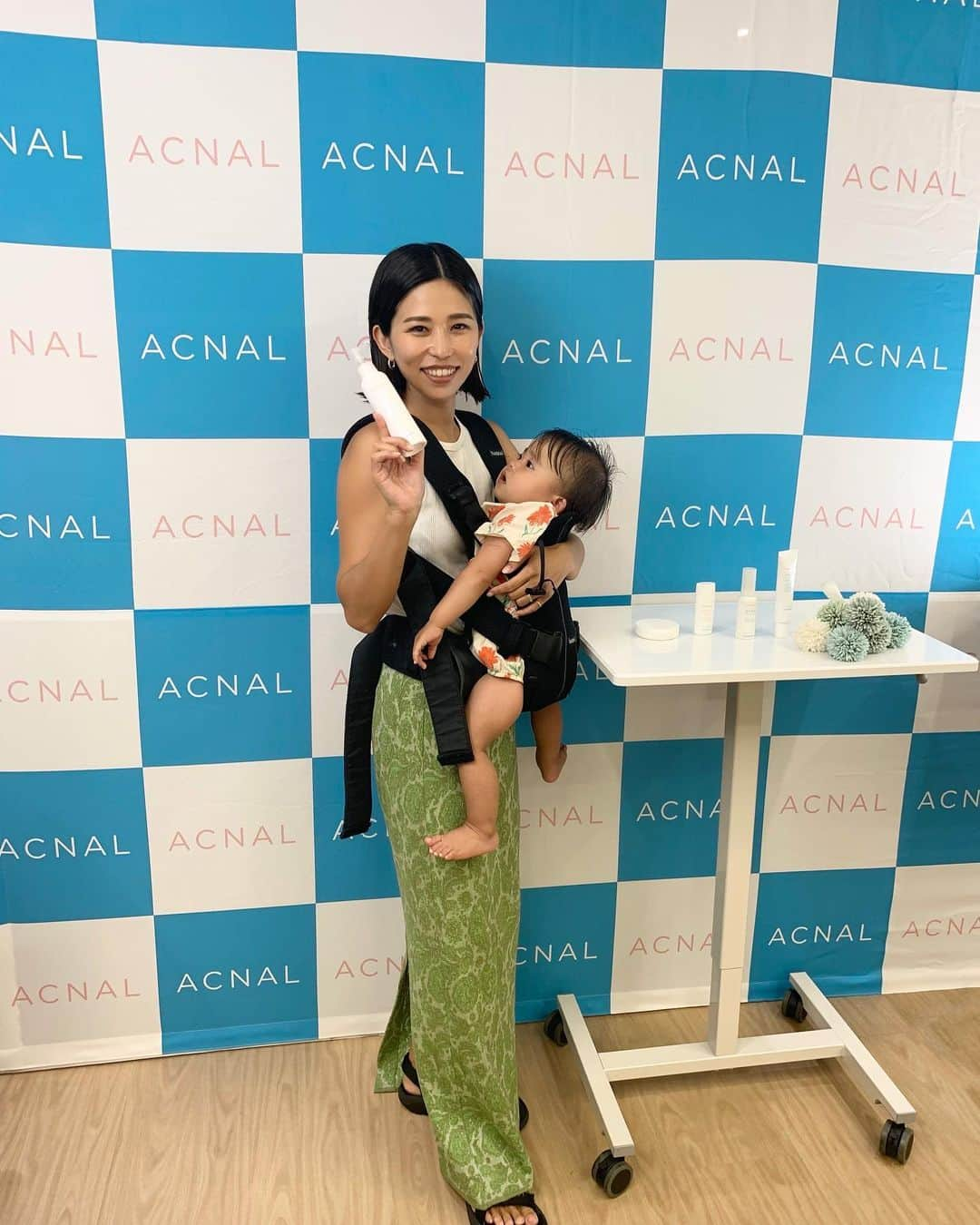 ANNA さんのインスタグラム写真 - (ANNA Instagram)「新しくリリースされたスキンケアブランド @acnal_official "アクナル"のレセプションへ行って来ました🪻  お肌の酸化を防ぎ、繰り返す肌悩みを無くしていくんだそう🧴🫧 特にニキビに悩む方にはすっっっごくいいみたい！  レセプションでは肌診断もしてもらいました。結果は...  水分量はかなり高く⬆︎ シミとキメはかなり低かった...⬇︎😭  日焼けが大好きな割に、お肌のケアには全然時間をかけていなかったけど、こう現実をつきつけられるとちゃんと頑張らなくてはと思えました😮‍💨🙌✨  使い始めて1週間。今の所、ん？何か調子いいぞ😕✨とちゃんと実感🫣🧡 繰り返す肌悩みのある方は是非🧡🧡🧡  暴れん坊の娘を連れてのレセプションでしたが、ACNAL社長さん初め、スタッフの皆様、本当に優しく暖かくご対応下さりありがとうございました😭✨  #アクナル #ACNAL #スキンケア #ニキビ肌改善 #1歳女の子ママ」7月23日 20時52分 - anna_flare