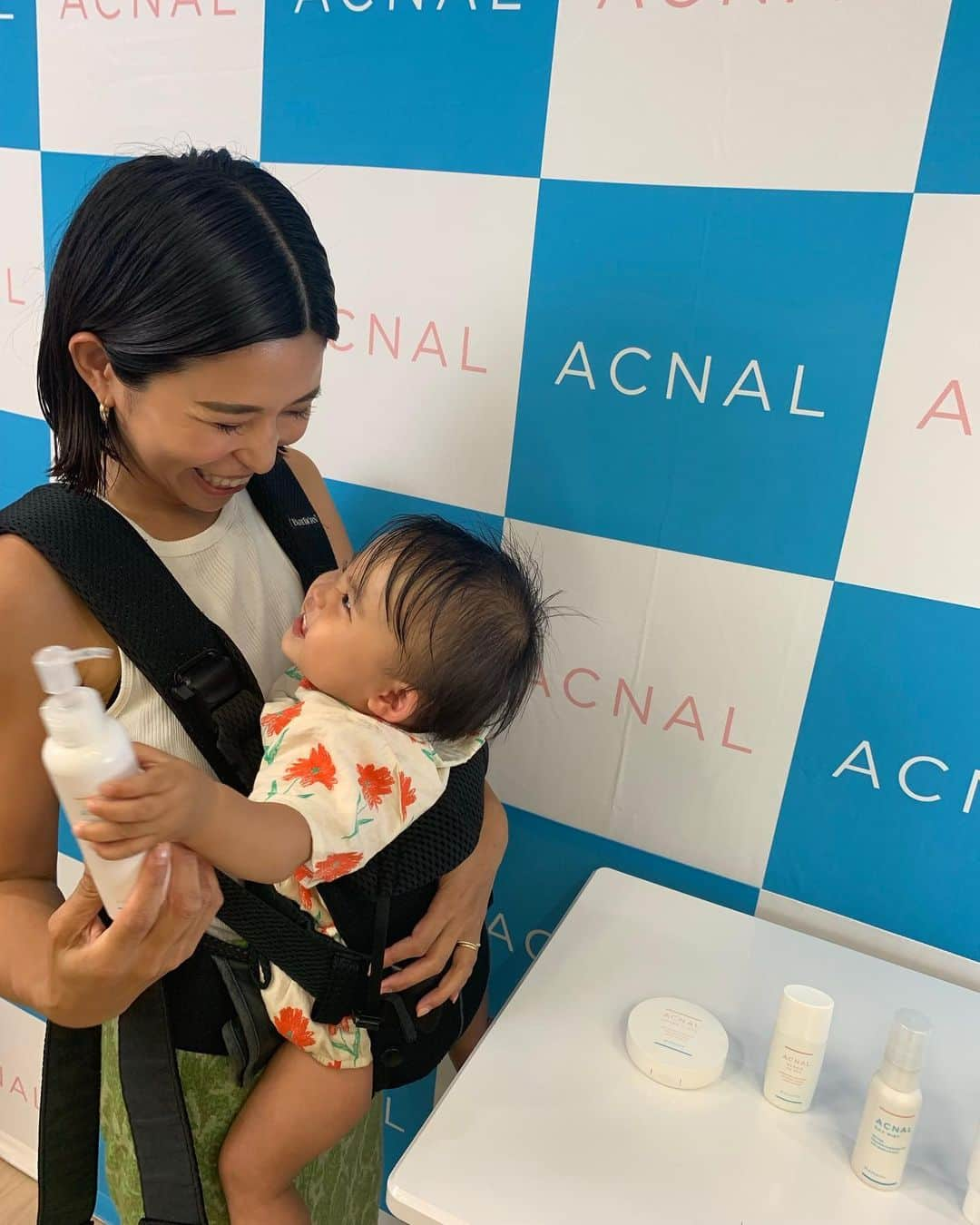 ANNA さんのインスタグラム写真 - (ANNA Instagram)「新しくリリースされたスキンケアブランド @acnal_official "アクナル"のレセプションへ行って来ました🪻  お肌の酸化を防ぎ、繰り返す肌悩みを無くしていくんだそう🧴🫧 特にニキビに悩む方にはすっっっごくいいみたい！  レセプションでは肌診断もしてもらいました。結果は...  水分量はかなり高く⬆︎ シミとキメはかなり低かった...⬇︎😭  日焼けが大好きな割に、お肌のケアには全然時間をかけていなかったけど、こう現実をつきつけられるとちゃんと頑張らなくてはと思えました😮‍💨🙌✨  使い始めて1週間。今の所、ん？何か調子いいぞ😕✨とちゃんと実感🫣🧡 繰り返す肌悩みのある方は是非🧡🧡🧡  暴れん坊の娘を連れてのレセプションでしたが、ACNAL社長さん初め、スタッフの皆様、本当に優しく暖かくご対応下さりありがとうございました😭✨  #アクナル #ACNAL #スキンケア #ニキビ肌改善 #1歳女の子ママ」7月23日 20時52分 - anna_flare