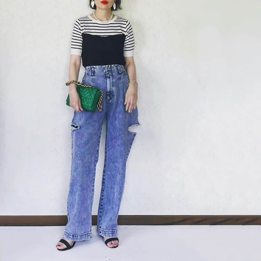 ybtn_1024さんのインスタグラム写真 - (ybtn_1024Instagram)「23 Jul. 2023 ・ ・ こんばんは☺︎ ちょっとお久しぶりです✨ ・ 毎日暑くて溶けそうですね〜💦 コーデ写真を撮ってたら、iPhoneが熱くなり過ぎたらしく…びっくりしました😵‍💫 ・ ・ #しまパト戦利品  ☟ ☟ ☑︎ボーダーハンソデPO 品番529-0581  淡黒　M 1,639円 ・ ・ 今期トレンド・ビスチェをレイヤードした風なサマーニット🖤🤍 ・ 5部くらいある袖丈が二の腕を隠してくれる🤭💕 ・ 涼しげなサマーニットはお仕事にも使える万能なアイテムですね❗️ ・ ・ tops＆bottoms#しまむら  ・ ・ いつもありがとうございます♡ ・ ・ #instafashion#fashion#coordinate#プチプラ#プチプラコーデ#しまむら購入品#しまパト#しまむらパトロール#しまスタ#locari#partegram#trill#4yuuu#骨格ナチュラル#パーソナルカラーオータム#おしゃれさんと繋がりたい#お洒落さんと繋がりたい#おしゃれな人と繋がりたい」7月23日 20時53分 - ybtn_1024