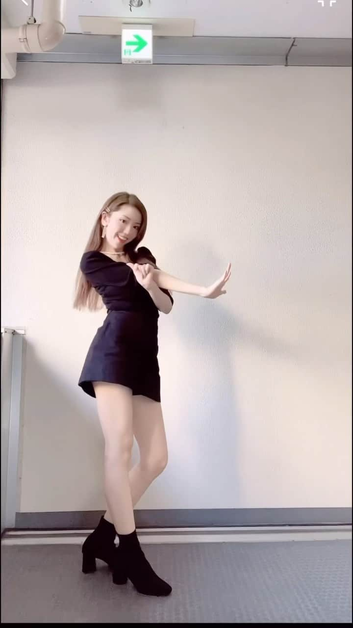 濵松里緒菜のインスタグラム：「MISAMO - Do not touch反転(Mirrored) ver.💃  Please check out my TikTok account for more!!  https://vt.tiktok.com/ZSLuRcNfM/  I also have a Mirrored/Slow ver. for other songs  on my TikTok for those of you who want to learn  the dance for more kpop songs🥰  www.tiktok.com/@riona_hamamatsu  The link is also in my bio🫶  #MISAMO #Donottouch #Masterpiece #TWICE #트와이스 #kpop #dance #kpopdance #dancecover #dancetutorial #ダンス #踊ってみた #反転 #アイドル #아이돌 #PoshGirls #PoshGirlsJ #파시걸스  #Riona #리오나 #rionahamamatsu」