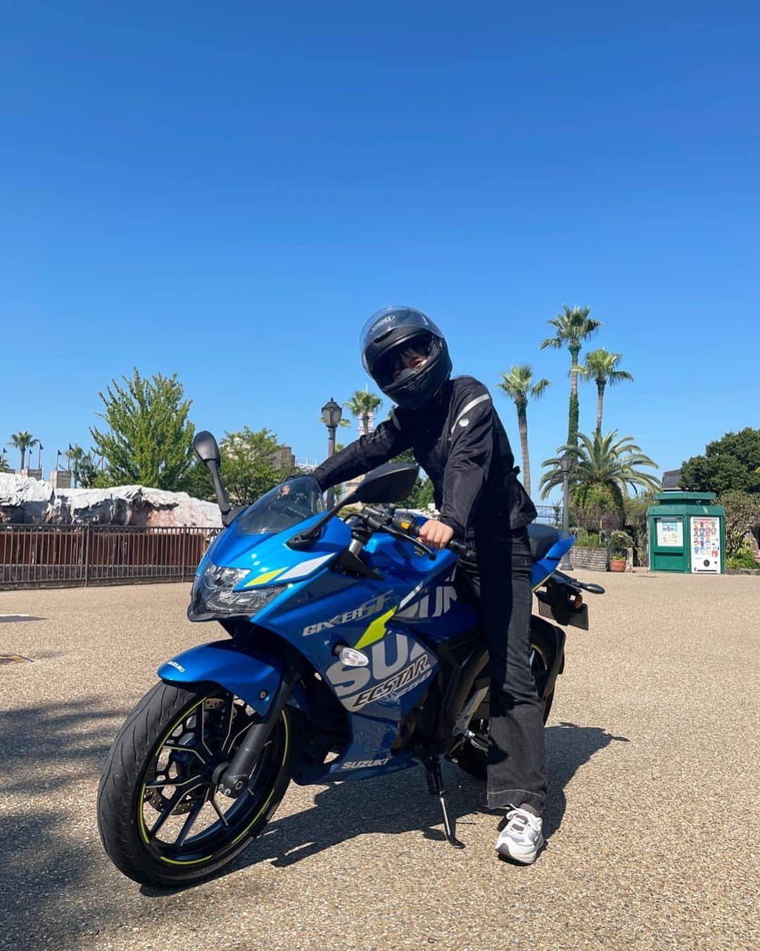 山崎香佳のインスタグラム：「先日、とある場所でバイクに乗りました🏍️ 背景で分かる方いるかな…？  #よんチャンtv と #よんタメ でオンエアされるので、またお知らせしますねっ！  スポーツタイプのバイクもかっこいいー！ 色々乗ると、私は何を買おうとワクワクします😍   #sf250 #ジクサー」