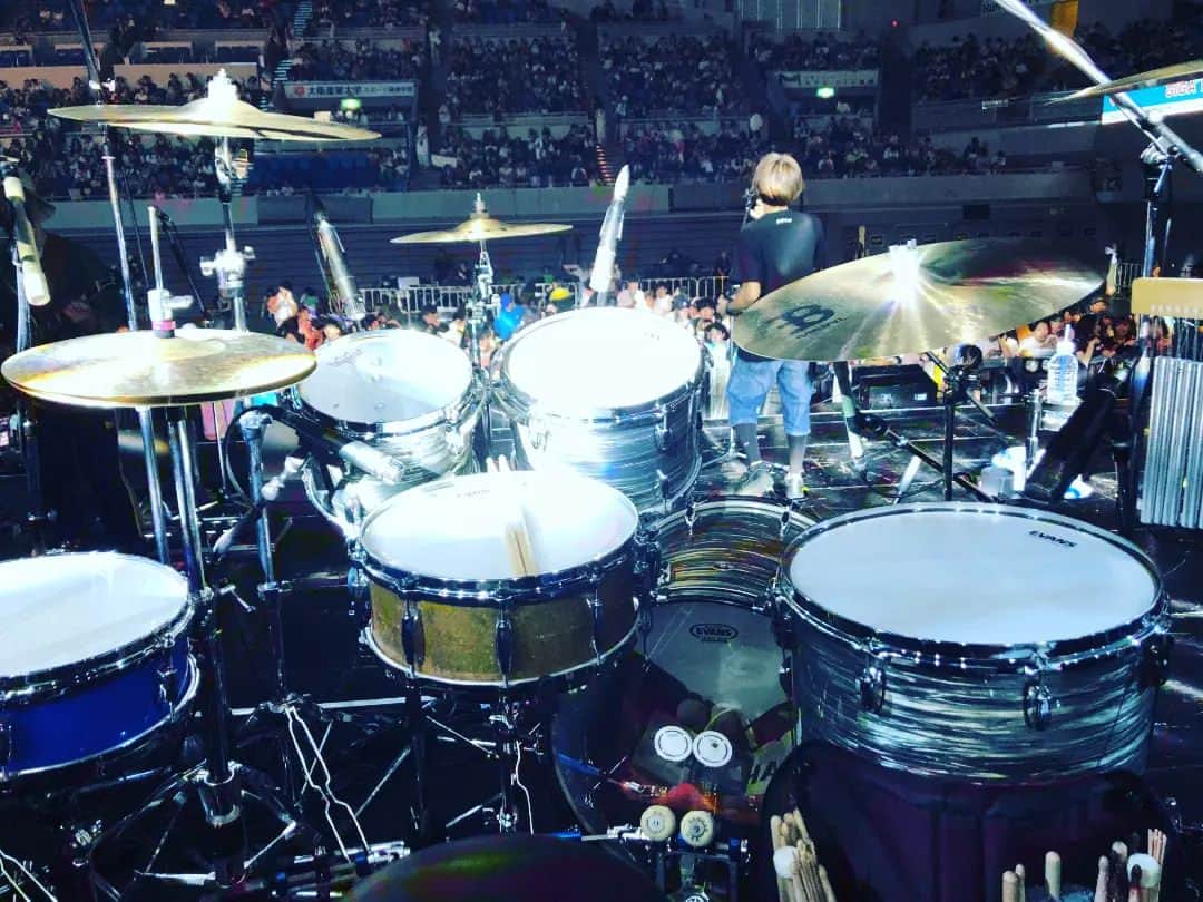 横山祐介のインスタグラム：「🥁2023/7/23📸 OSAKA GIGANTIC MUSIC FESTIVAL 2023 @ BASE STAGE  wacciの初ジャイガ🎊 アリーナはもちろんのこと、二階席からもたくさん見てくれてたの嬉しかったなぁ。  <setlist> RH.足りない 1.夜を越えて 2.別の人の彼女になったよ 3.恋だろ 4.フレンズ 5.最上級  本番後はギリギリsumikaのステージ見れたり、UNISON SQUARE GARDENの生音に度肝抜かれたりしながら楽しみました。  夏はじまったなーーー🏖  #ジャイガ #wacci #gretschdrums  #meinlcymbals  #promarksticks  #evansdrumheads  #drums #drummer #drumlife  #drumuniversity #drumstagram」