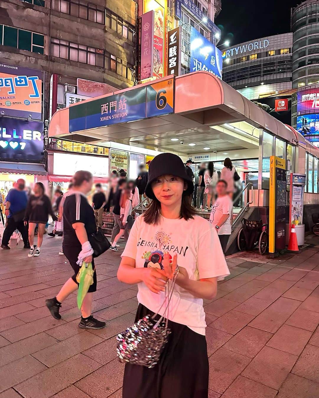 横田亜美さんのインスタグラム写真 - (横田亜美Instagram)「. 台北の夜の街はほぼ毎晩 屋台とかお店が開いてて賑やか◎ . お気に入りのTシャツで👕 . このTシャツのお陰か( ? ) 日本人だってすぐ分かって 台北の人達が優しかった☺️🇯🇵 . だいすきな @keikosootome さんと @uniqlo_jp がコラボした時のもので 今はレアなこのTシャツ✌︎✌︎ . この帽子は現地で購入したもの◎ . . #台北旅行 #台北 #台北美食 #台北小吃 #台湾 #台湾グルメ #台湾観光 #台北美甲 #台北旅遊 #赤リップ #食べ歩き #食べ歩きグルメ #食べ歩きの旅 #五月女ケイ子 #ユニクロ #UNIQLO #taipei #taiwan #夜市 #夜市美食 #台湾夜市 #オフショット」7月23日 20時54分 - amimi0218