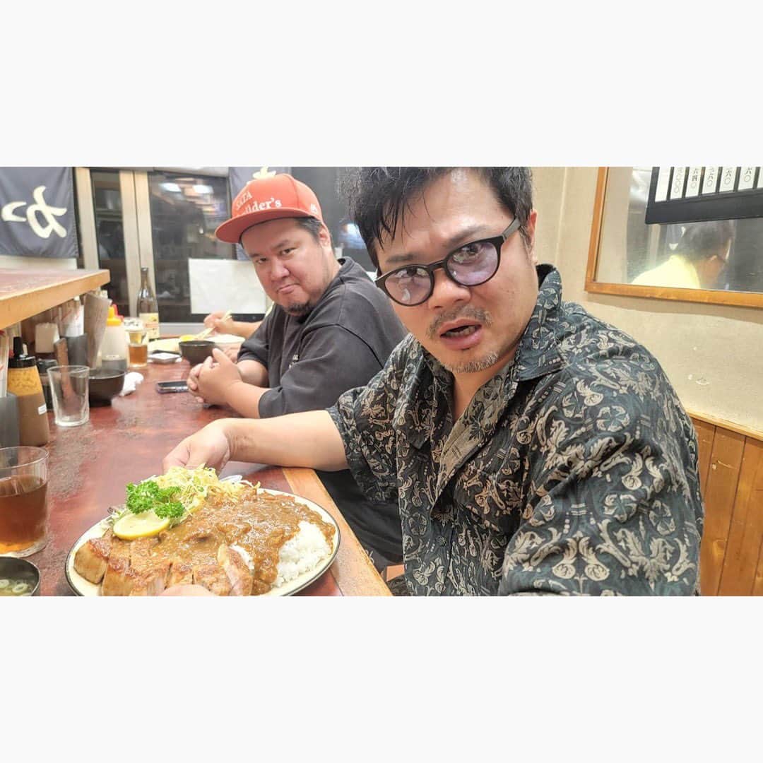 佐田正樹のインスタグラム：「2年ぶりに来たよ、とんかつ赤城  裏メニューのポークソテーカレー‼︎  普通盛りで鬼の量やけど、うますぎて夏。  普通盛りやのに食べすぎた。  帰ったらウォーキングやな。  押忍‼︎」