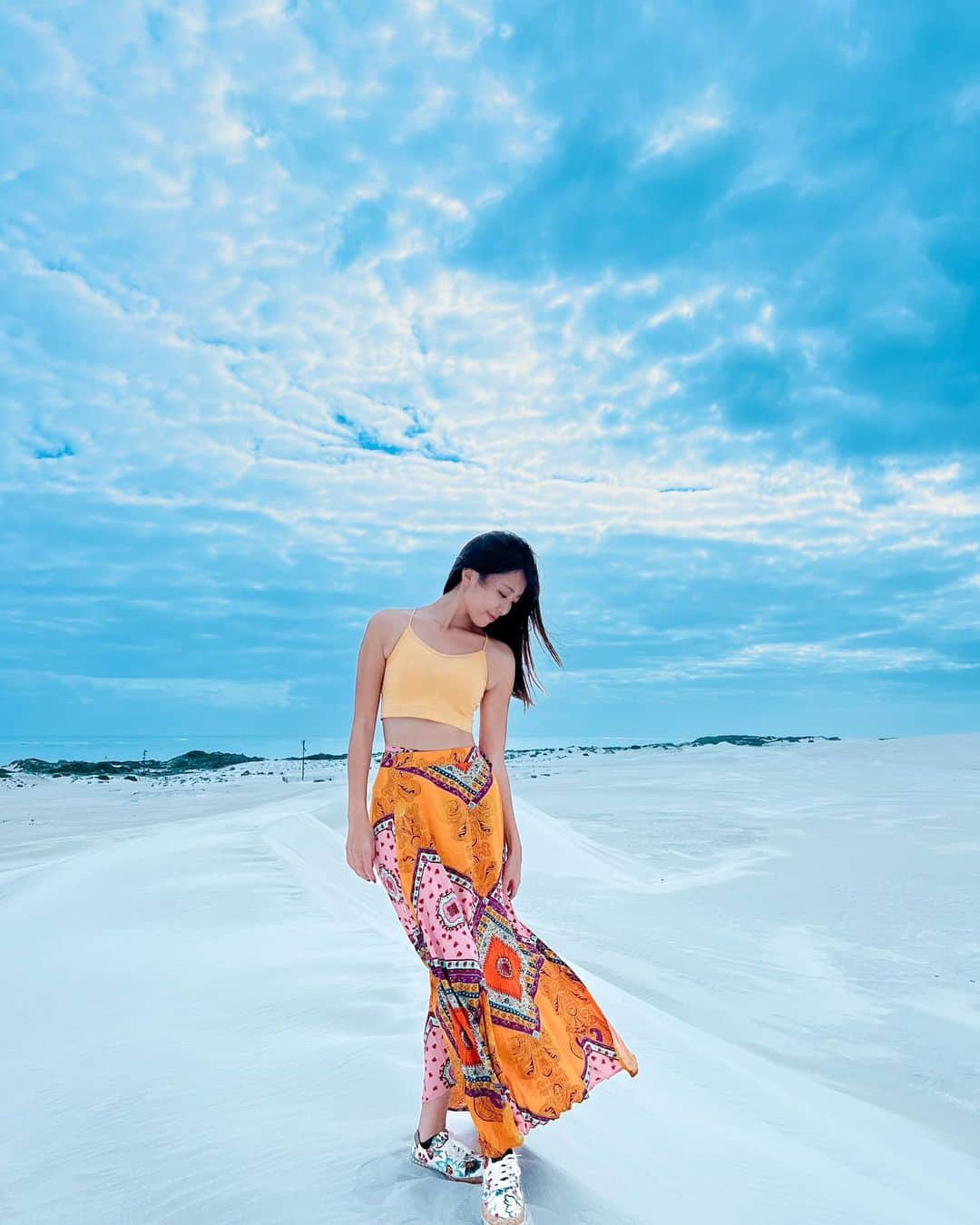 溝呂木世蘭さんのインスタグラム写真 - (溝呂木世蘭Instagram)「白い砂漠？  西オーストラリア 📍Lancelin Sand Dunes  真っ白な砂が広がる場所！  あいにくの天気でちょっと残念だったけど🫤  晴れた日にもう一回リベンジしたいくらいっ🫢  とっても綺麗でした♡  駐車場からこの砂が盛り上がってるところまで15〜20分くらい歩くから、歩きやすい靴がおすすめ！  さらさら砂だからスニーカーとかもやめた方がいいかな！？ 私はスニーカーで公開しました😂  ちなみにバギーでも行けるんだけど１万円くらいするから お金余裕のある方はぜひ！🫶  #ランセリン#Perth#オーストラリア#西オーストラリア#ランセリン砂丘 #ランセリンサンド #白い砂漠#白い砂浜#旅好き#ロードトリップ#キャンピングカー#旅好きな人と繋がりたい #タビジョ#女子旅#旅行記」7月23日 20時54分 - seran_0422