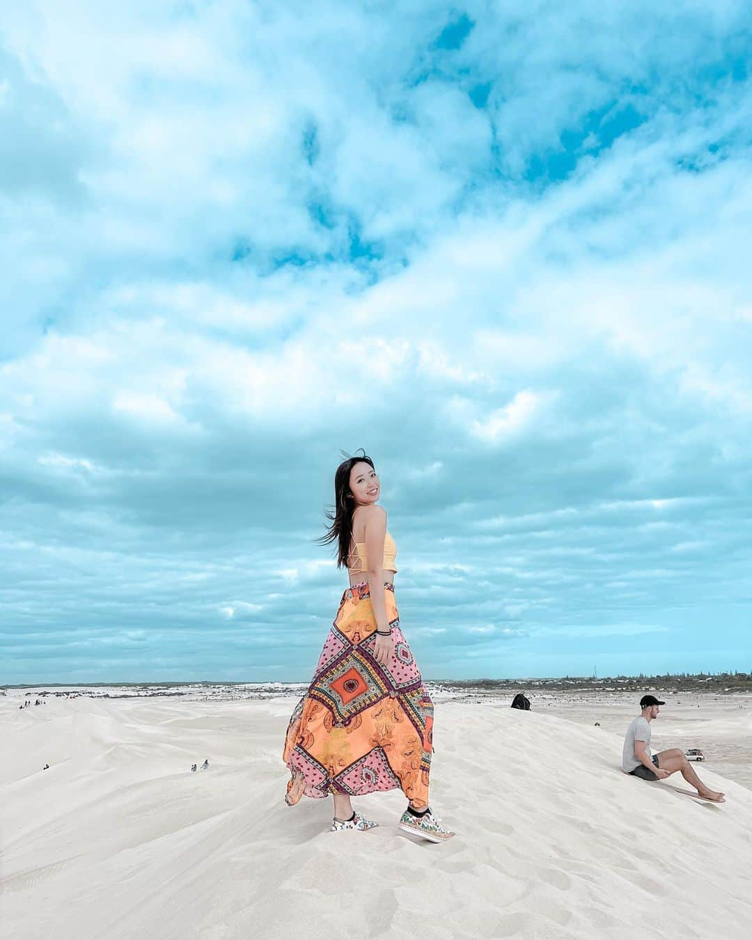 溝呂木世蘭さんのインスタグラム写真 - (溝呂木世蘭Instagram)「白い砂漠？  西オーストラリア 📍Lancelin Sand Dunes  真っ白な砂が広がる場所！  あいにくの天気でちょっと残念だったけど🫤  晴れた日にもう一回リベンジしたいくらいっ🫢  とっても綺麗でした♡  駐車場からこの砂が盛り上がってるところまで15〜20分くらい歩くから、歩きやすい靴がおすすめ！  さらさら砂だからスニーカーとかもやめた方がいいかな！？ 私はスニーカーで公開しました😂  ちなみにバギーでも行けるんだけど１万円くらいするから お金余裕のある方はぜひ！🫶  #ランセリン#Perth#オーストラリア#西オーストラリア#ランセリン砂丘 #ランセリンサンド #白い砂漠#白い砂浜#旅好き#ロードトリップ#キャンピングカー#旅好きな人と繋がりたい #タビジョ#女子旅#旅行記」7月23日 20時54分 - seran_0422