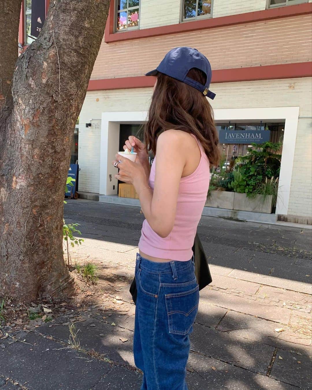 馬渕真由子のインスタグラム：「この前ふと冷静に考えたら、期限までに意外とやる事山積みで、 あれ、もしかしてちょっとやばいかも、？とひんやり冷や汗かいたここ最近。 少しずつ色々進んでいますので早く早く報告したい。そして時間の使い方上手くならないと色々オワラナイ！ 焦りながらも新しい事を始めるどきどきをまた楽しんでます。🍧 忘れられない夏にしましょう♡ (そして頑張って本も読みます←)」
