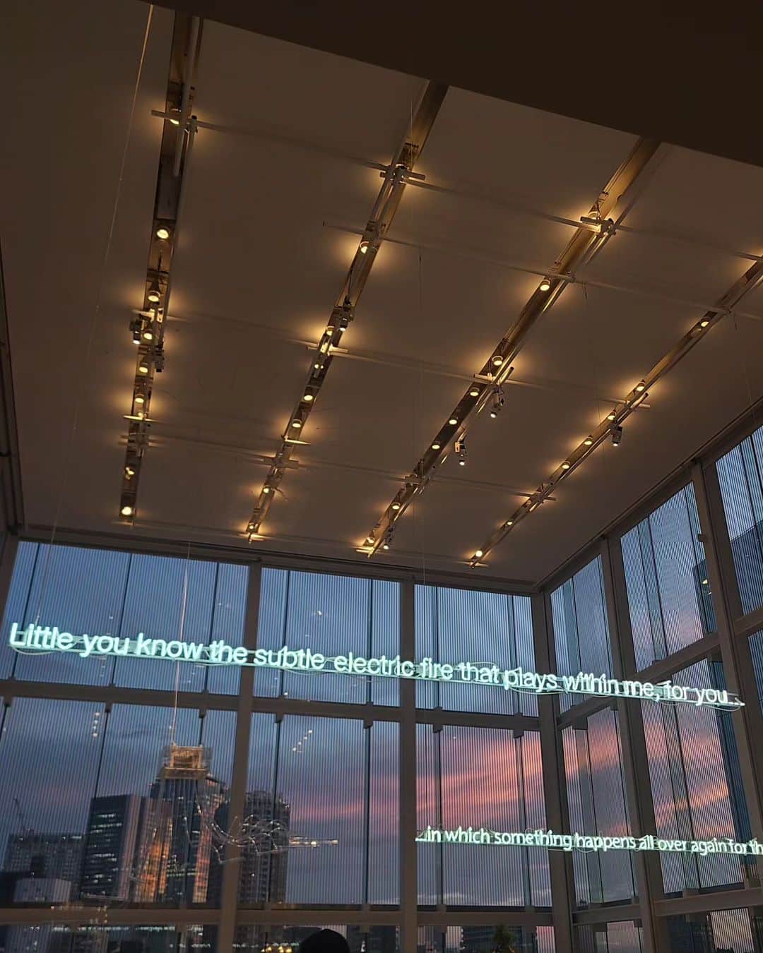 mam（まむ）さんのインスタグラム写真 - (mam（まむ）Instagram)「@louisvuitton #cerithwynevans   素敵な展示を一足先に拝見。 表参道の空に溶ける作品たち。 光を放つリズムはモールス信号のシャンデリア。  素晴らしい時間をありがとうございました♡」7月23日 20時56分 - mam_11_11