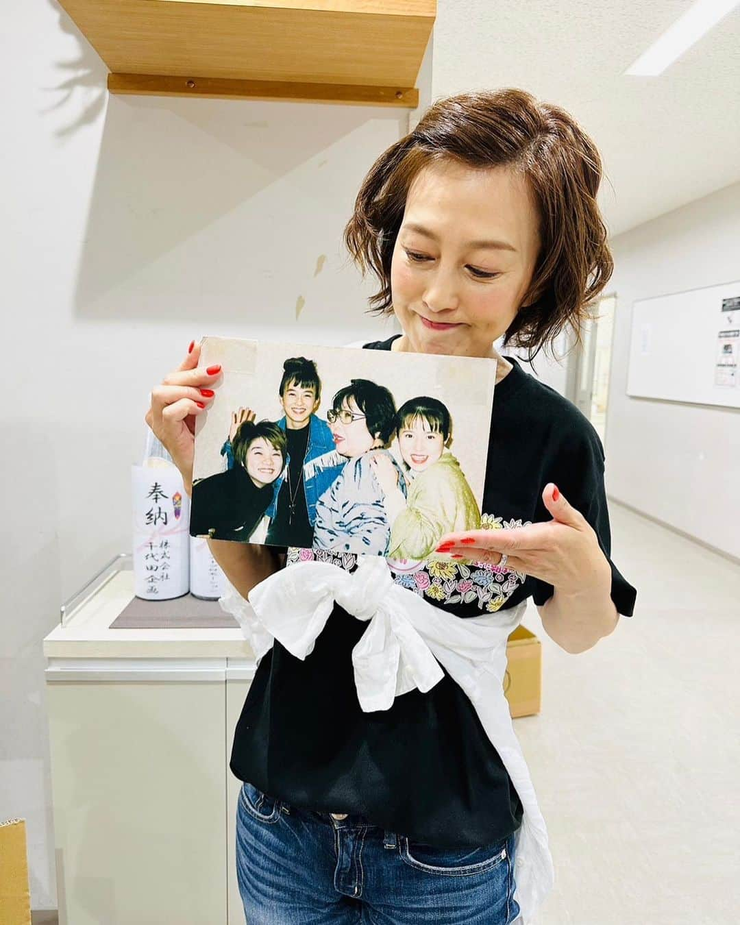 森尾由美さんのインスタグラム写真 - (森尾由美Instagram)「千秋楽ありがとうございました🎉  9年ぶりの対面でのイベント、 多くの皆様にお越しいただき 感謝しきりです。  テンション上がり気味の本番前、 落ち着くようにと直美ちゃんの一言で 写真を撮りました  毎回本番前には プロデューサーの三宅さんと共に神棚前で 気合いを入れます  この番組が生まれたのは 常田プロデューサーのおかげです 今までもこれからもずっと見守ってください  本当にあっという間の5ステージでした！ これからもどうぞよろしくお願いいたします🫶  #はやく起きた朝は  #磯野貴理子　さん #松居直美　ちゃん #シアター1010」7月23日 20時56分 - yumimorio_official