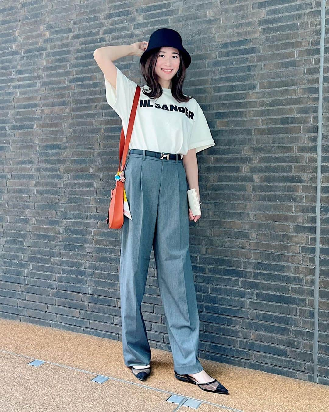 MAOのインスタグラム：「👖 今年もユニクロのタックワイドパンツが大活躍中。  #fashion #coordinate #jilsander #outfit #fashiongram #uniqlo #ファッション #コーディネート #ユニクロ #ユニクロコーデ #ユニクロ購入品 #タックワイドパンツ #ジルサンダー #ロゴt #tシャツ #バケットハット #バケハ  #40代ファッション #40代コーデ #40歳 #40代 #40代メイク #アラフォーコーデ #カジュアルコーデ #大人カジュアル #アラフォー #アラフォーファッション #MAOコ #プチプラ #プチプラコーデ」