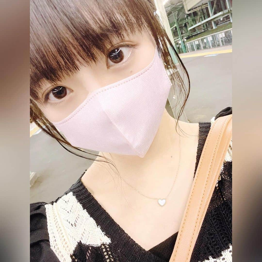 花田優里音さんのインスタグラム写真 - (花田優里音Instagram)「あっつい暑い日が続きますね☀️ 会う人会う人挨拶のように暑いね〜と第一声です。 私昨日は、2PMジュノさんのアリーナツアーに行ってきました。 キングザランドというドキドキキュンキュン 心鷲掴みドラマも楽しみに観ています😍📺 バンドマスター&キーボード🎹は (他にも色々してた…ピョンピョン飛んで弾いてた) 大活躍の頼れるオモロ天才 園田涼さん☺︎ @sonotee  ジュノバンドとしてこの後も一緒にツアーを回るって。 ジュノさんは、オーラも歌もパフォーマンスも圧巻で あまりにも誠実なファンサービスで ファンの方達の声援も愛が溢れていて なによりコンサートの終わり方がプロすぎて アーティストとしての想いを感じてジーンときました。 なんか胸がいっぱいになって…とても楽しかったです✨ …ところで私は今、大学に入って初めての試験中です。 ピアノ実技の試験ももうすぐあるのですが コンクールとはまた違う曲なので焦っています💦 最近、付け爪というありがたいオシャレを覚え お出かけにウキウキと付けて行くのですが、 当然短い爪に慣れすぎてるので、気がついたら 毎回2.3個取れたり飛ばしたりで失っていて、 家に帰って残った付け爪むしり取ってピアノ練習… の日々です。 元気です。 . #最近はクラシックとKPOP  #ミュージカルやロックも気になる #もうあれこれ聴くようになってきたよ #ハマったらとことんいくのです #ジュノ さん #JUNHO #2PM #また会える日  #コンサート #キングザランド  #園田涼 さん @sonotee  #ピアノ #大学 #試験  #マスクって普段つけていますか？ #私はまだ迷っていて付けたり付けなかったりです #暑くて嫌だなぁと思うのもあるし  #普段お化粧をするようになって  #蒸れた時の顔面惨事に途方に暮れたり  #でも結局結構マスク付けてます  #まだまだこれから暑さが続きますが  #しっかり自分を労わって  #元気に過ごしてね」7月23日 20時56分 - yurine_hanada