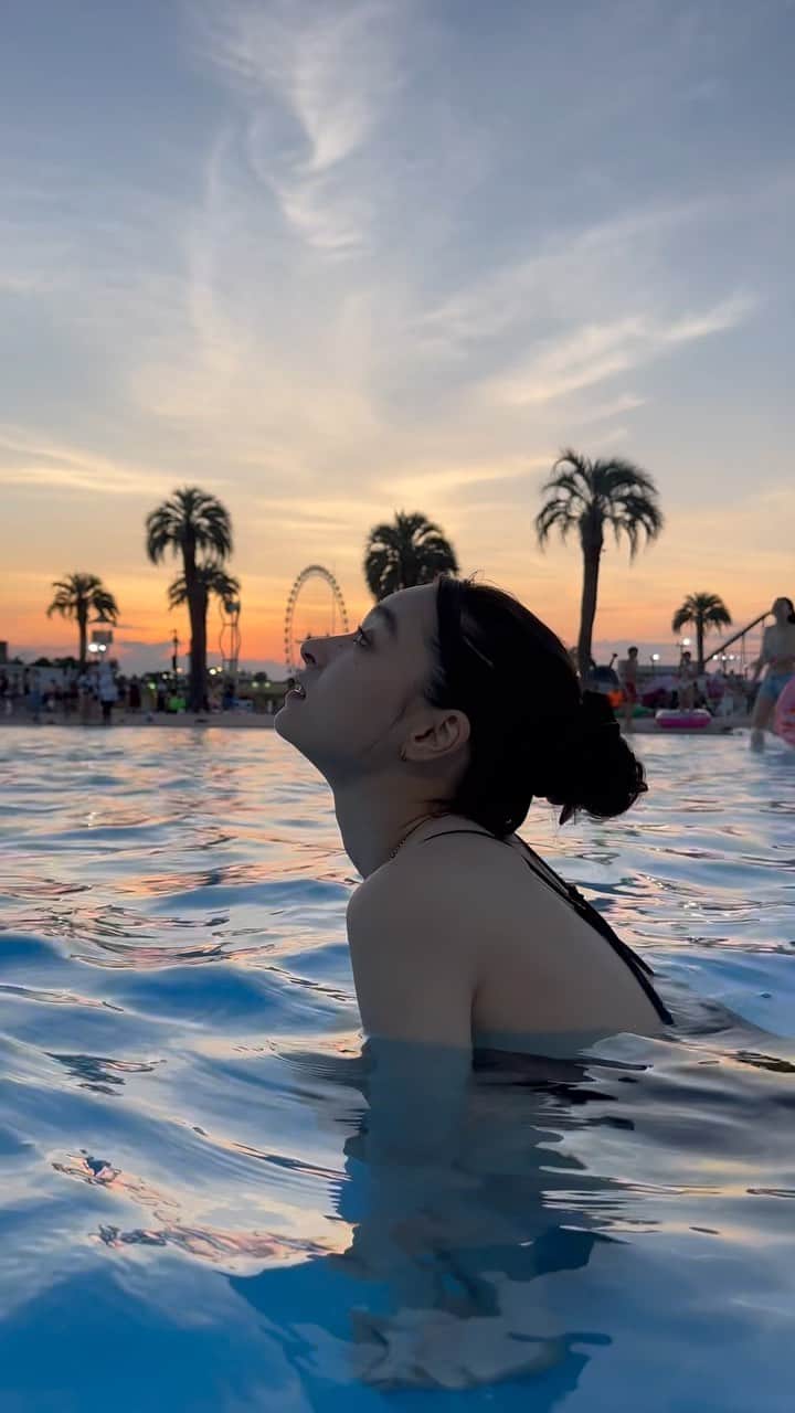 弓ライカのインスタグラム：「みずふってきた💧🌊」