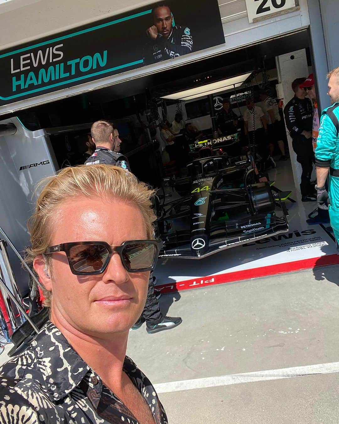 ニコ・ロズベルグのインスタグラム：「Go @mercedesamgf1 today! #f1」