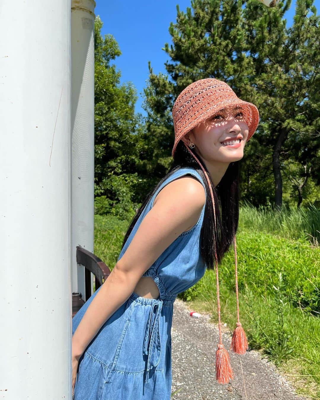 早坂風海さんのインスタグラム写真 - (早坂風海Instagram)「夏って感じ🐈 ⁡ ⁡ この帽子お気に入りすぎて、 ずっと被ってる…🫢 ⁡ そしてこの服で日焼けをするとくびれ部分が影になって痩せて見えます。きっと。 ⁡ ⁡ ⁡ #早坂風海 #カザスタグラム」7月23日 21時07分 - kazami42_official