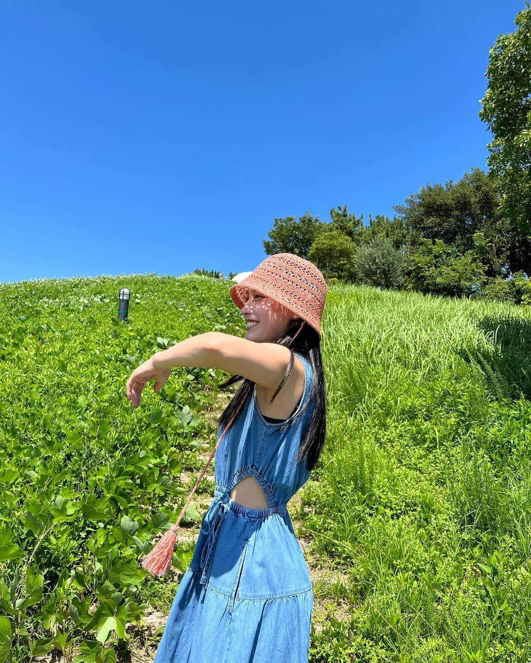 早坂風海さんのインスタグラム写真 - (早坂風海Instagram)「夏って感じ🐈 ⁡ ⁡ この帽子お気に入りすぎて、 ずっと被ってる…🫢 ⁡ そしてこの服で日焼けをするとくびれ部分が影になって痩せて見えます。きっと。 ⁡ ⁡ ⁡ #早坂風海 #カザスタグラム」7月23日 21時07分 - kazami42_official