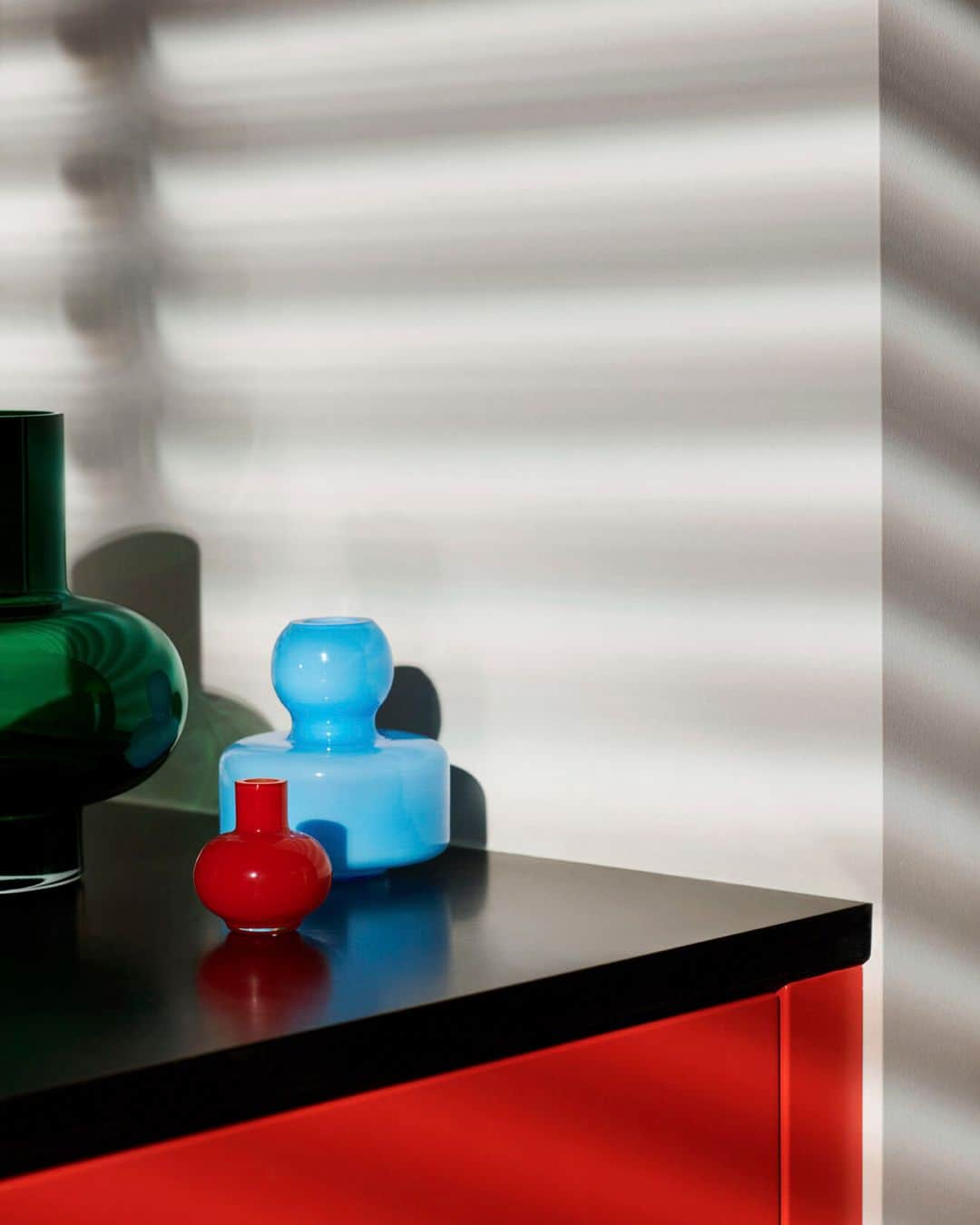 マリメッコのインスタグラム：「What color brings you the most joy? A forest green? Candy apple red? Or glistening pool blue? Tell us below.   Explore all the colors in our new home edit at marimekko.com #marimekko」