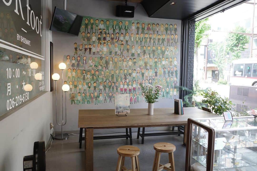 石井輝明さんのインスタグラム写真 - (石井輝明Instagram)「長野。 長野駅近くの開放感抜群のオシャレカフェ。 カウンターと客席とが珍しい配置。 コーヒー美味しかったです。  今日は特に書くことがない。 そんな日もあっていいか。 明日は西本キャンプ倶楽部の生配信ありますんでね。 是非観てください。  #oddocoffee #cafe #coffee #カフェ #コーヒー #喫茶店 #長野カフェ #カフェ芸人」7月23日 21時00分 - comandanteishii