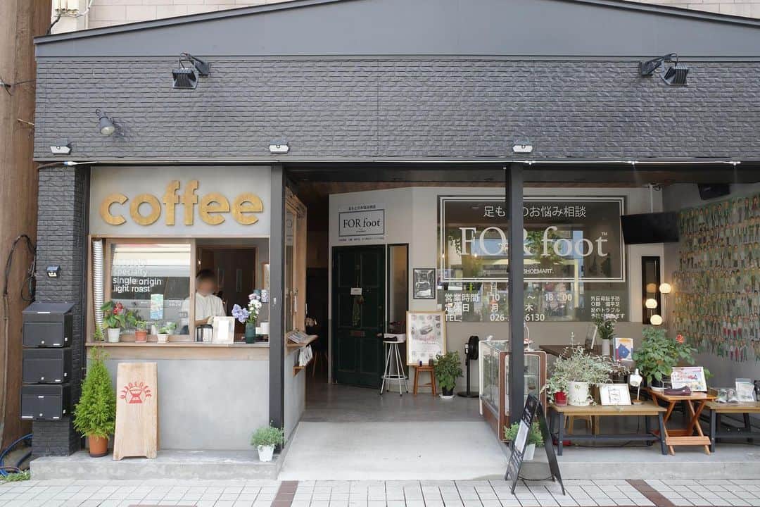 石井輝明さんのインスタグラム写真 - (石井輝明Instagram)「長野。 長野駅近くの開放感抜群のオシャレカフェ。 カウンターと客席とが珍しい配置。 コーヒー美味しかったです。  今日は特に書くことがない。 そんな日もあっていいか。 明日は西本キャンプ倶楽部の生配信ありますんでね。 是非観てください。  #oddocoffee #cafe #coffee #カフェ #コーヒー #喫茶店 #長野カフェ #カフェ芸人」7月23日 21時00分 - comandanteishii