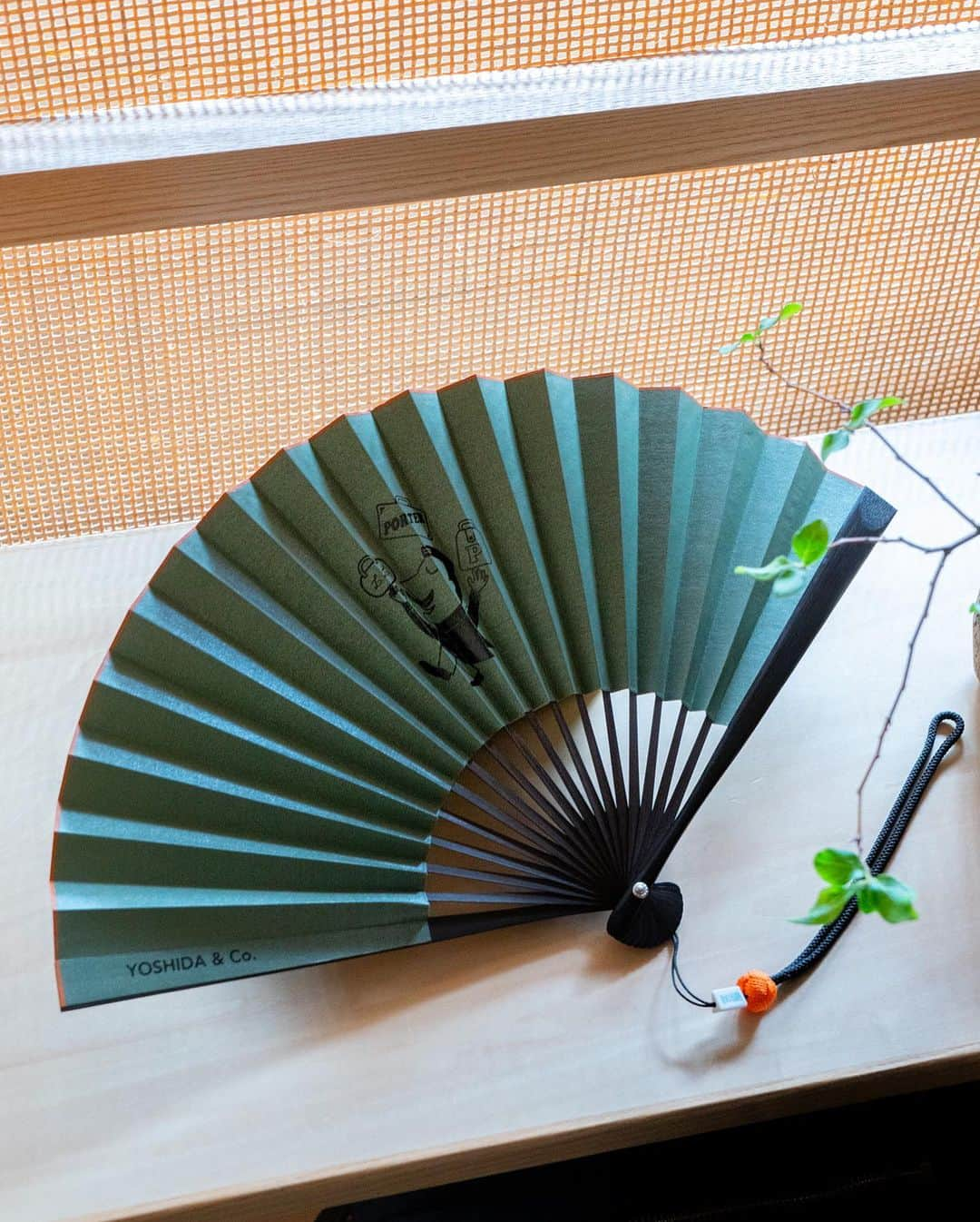 PORTER STANDさんのインスタグラム写真 - (PORTER STANDInstagram)「⁡ SHOP ORIGINAL 宮脇賣扇庵 for PORTER ⁡ FOLDING FAN No.384-91903 ￥13,750(tax included) ⁡ 文政6年創業の京扇子の老舗「宮脇賣扇庵」とコラボレーションして製作したオリジナル扇子です。江戸時代からほぼすべてを自社で製造販売し、その伝統と技法を今日まで継承し続ける「宮脇賣扇庵」。そこで生み出される扇子の数々は、手触りや開き具合・重さ・使い勝手など、用と美が一体になった魅力的なものばかりです。 ⁡ 扇面はオリーブカラーをベースにし、表裏で異なるPORTERロゴを採用しています。付属するストラップはオリジナルで製作した組紐で、手首に掛けてハンドストラップとしてもお使い頂けます。 扇子ケースはPORTERを代表する「タンカー」シリーズの生地を使用した特別な仕様です。 ⁡ 是非、店頭でお手に取ってご覧ください。 ⁡ ※こちらのアイテムは、吉田カバンオフィシャルオンラインストアとPORTER STAND京都店のみの展開となります。 ※商品の詳細はプロフィールのURLからご覧いただけます。 ⁡ ※各店の営業時間は下記をご確認ください。 PORTER STAND SHINJUKU 11:00（土日祝10:30）〜21:00 PORTER STAND SHINAGAWA 8:00〜22:00（日祝21:00） PORTER STAND KYOTO 10:00〜18:00 ⁡ #yoshidakaban #porter #luggagelabel #yoshida #porteryoshida #porterstand  #shinjuku #lumineest #shinagawa #station #kyoto #sannenzaka #madeinjapan  #japan #miyawakibaisenan #handfan #collaboration #gift #exclusive #吉田カバン #ポーター #ポータースタンド #新宿 #品川 #京都 #産寧坂 #宮脇賣扇庵 #京扇子 #京都土産 #京都めぐり」7月23日 21時01分 - porter_stand