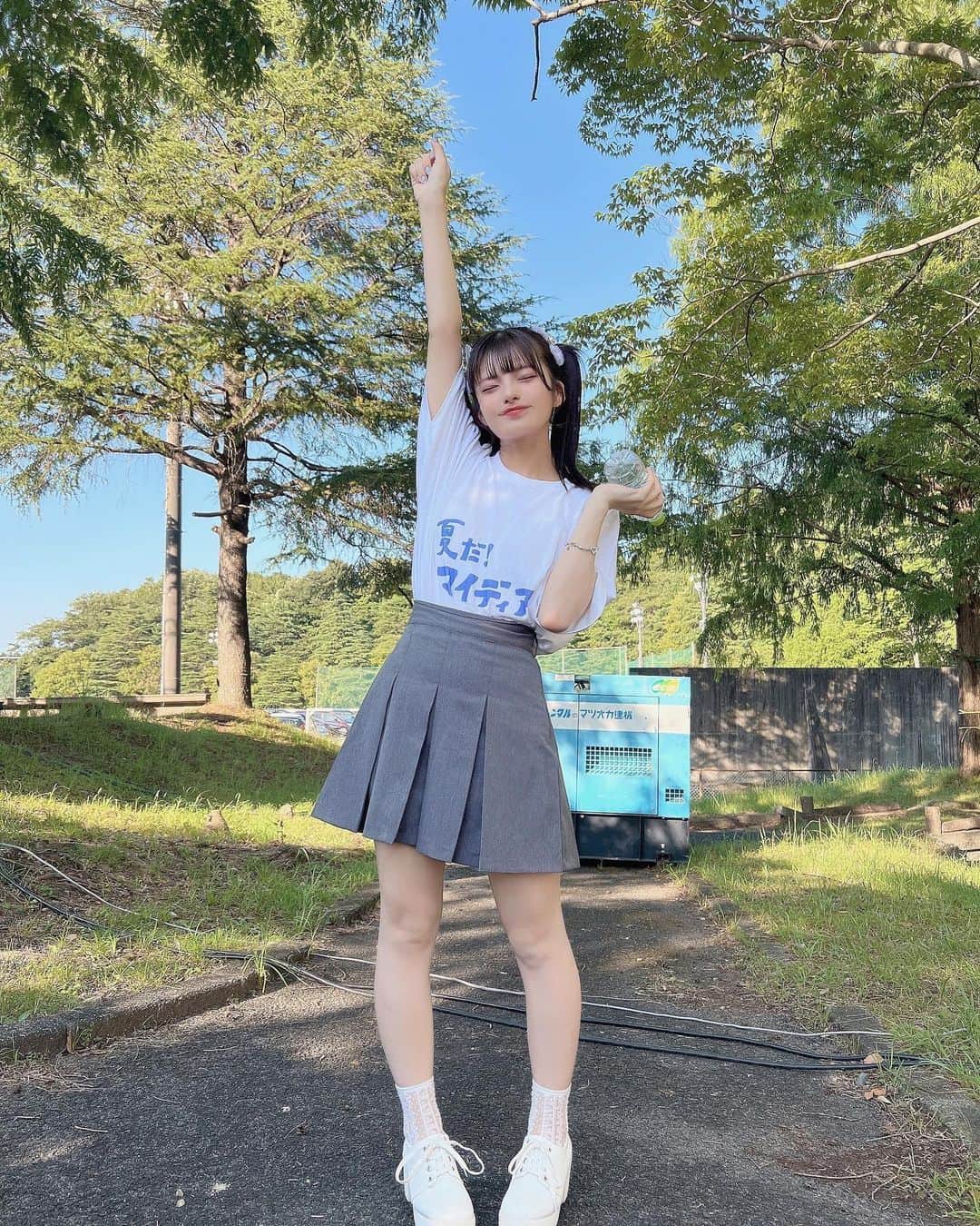 葉山かえでさんのインスタグラム写真 - (葉山かえでInstagram)「. . みんちゃんデザインTシャツすてきーーー！ 夏フェスみんちゃんも復活して６人でライブするときもどこかで着れないかなぁ🥹  ここから夏もーっとたのしもうね🫶🏻 . . #japanesegirl #japaneseidol #自撮り界隈 #ヘザー  #今日のコーデ  #自撮り女子 #いいね返し  #tシャツコーデ #ツインテール #ツインテールアレンジ #セルフアレンジ #簡単ヘアアレンジ #ootd #ootdfashion #outfit #instafashion #likesforlike #selca #selfie #fashionstyle #likeforlikes #instagood #instalike  #透明感カラー  #오오티디 #코디스타그램 #좋아요반사  #骨格ウェーブ #ストレートヘア #プチプラファッション」7月23日 21時03分 - kae_de524