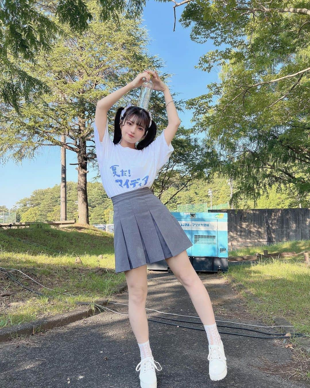 葉山かえでさんのインスタグラム写真 - (葉山かえでInstagram)「. . みんちゃんデザインTシャツすてきーーー！ 夏フェスみんちゃんも復活して６人でライブするときもどこかで着れないかなぁ🥹  ここから夏もーっとたのしもうね🫶🏻 . . #japanesegirl #japaneseidol #自撮り界隈 #ヘザー  #今日のコーデ  #自撮り女子 #いいね返し  #tシャツコーデ #ツインテール #ツインテールアレンジ #セルフアレンジ #簡単ヘアアレンジ #ootd #ootdfashion #outfit #instafashion #likesforlike #selca #selfie #fashionstyle #likeforlikes #instagood #instalike  #透明感カラー  #오오티디 #코디스타그램 #좋아요반사  #骨格ウェーブ #ストレートヘア #プチプラファッション」7月23日 21時03分 - kae_de524