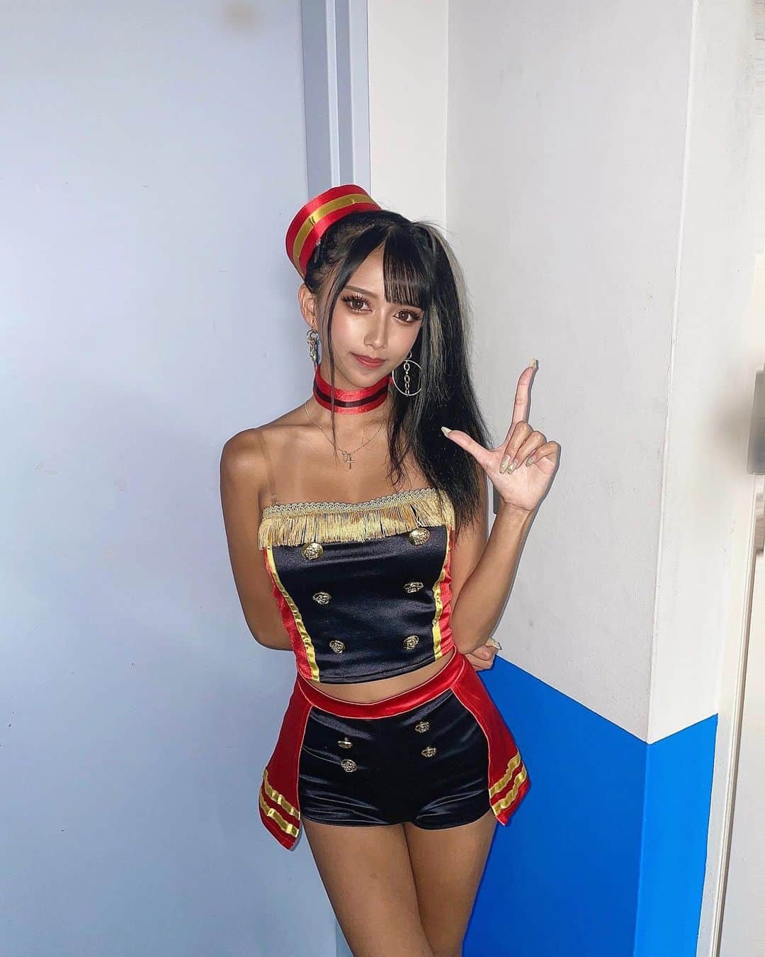 のインスタグラム：「🐾  AZABU PRESENTS Krush.151ありがとうございました！  今週は月曜のK-1両国大会で始まり昨日のKrushで締めと、 興奮の冷めないスーパーK-1ウィークで最高でしたね🥹💭  昨日のKrushと言えば悠斗選手の1R開始9秒KO！！！ 激震でしたね！！🔥🔥 そして悠斗選手の試合後の「誰が1番Krushでしたか？」 というツイートには個人的に すごくオタク心をくすぐられました💪🏼❤️‍🔥  来月は19日Krush-EXと27日Krush.152です♡  . #k1wgp #krush #krushガールズ #kickboxing #roundgirl #ringgirl #ringgirls #ラウンドガール #リングガール #格闘技 #黒髪 #黒髪ロング #黒髪女子 #ギャル #黒肌 #小麦肌 #グラビア」