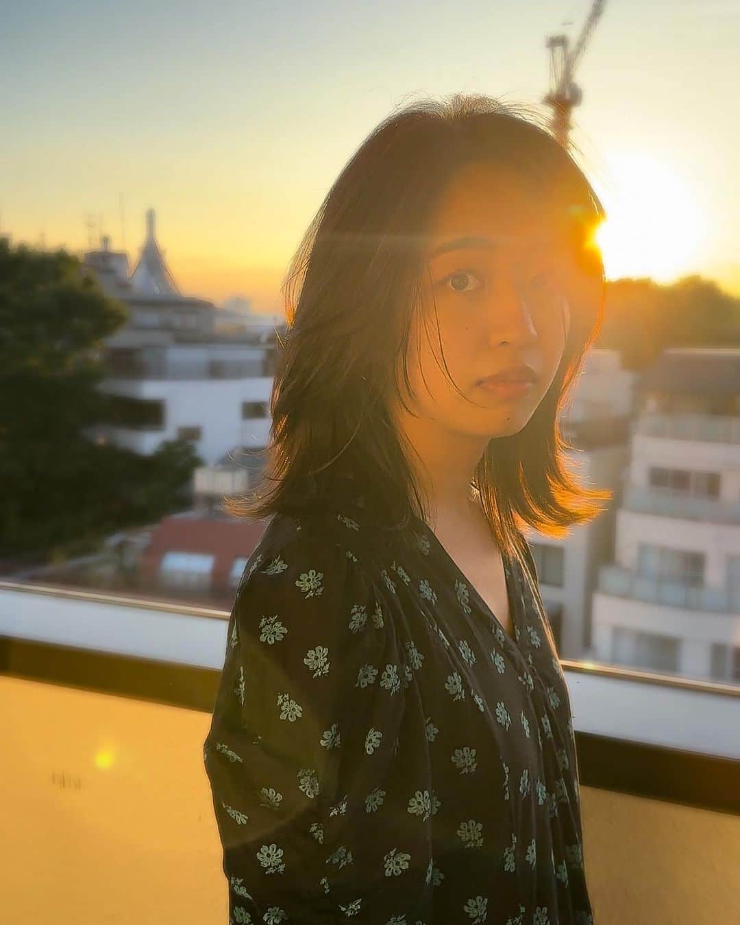 横井佑弥のインスタグラム：「sunset ☀︎  原宿ってことを忘れるくらいの 癒される夕陽ー！  風に吹かれて髪が動いたときに しなやかに自然に流れるように カットしてスタイリングするが好き☺︎  #やさしげ」