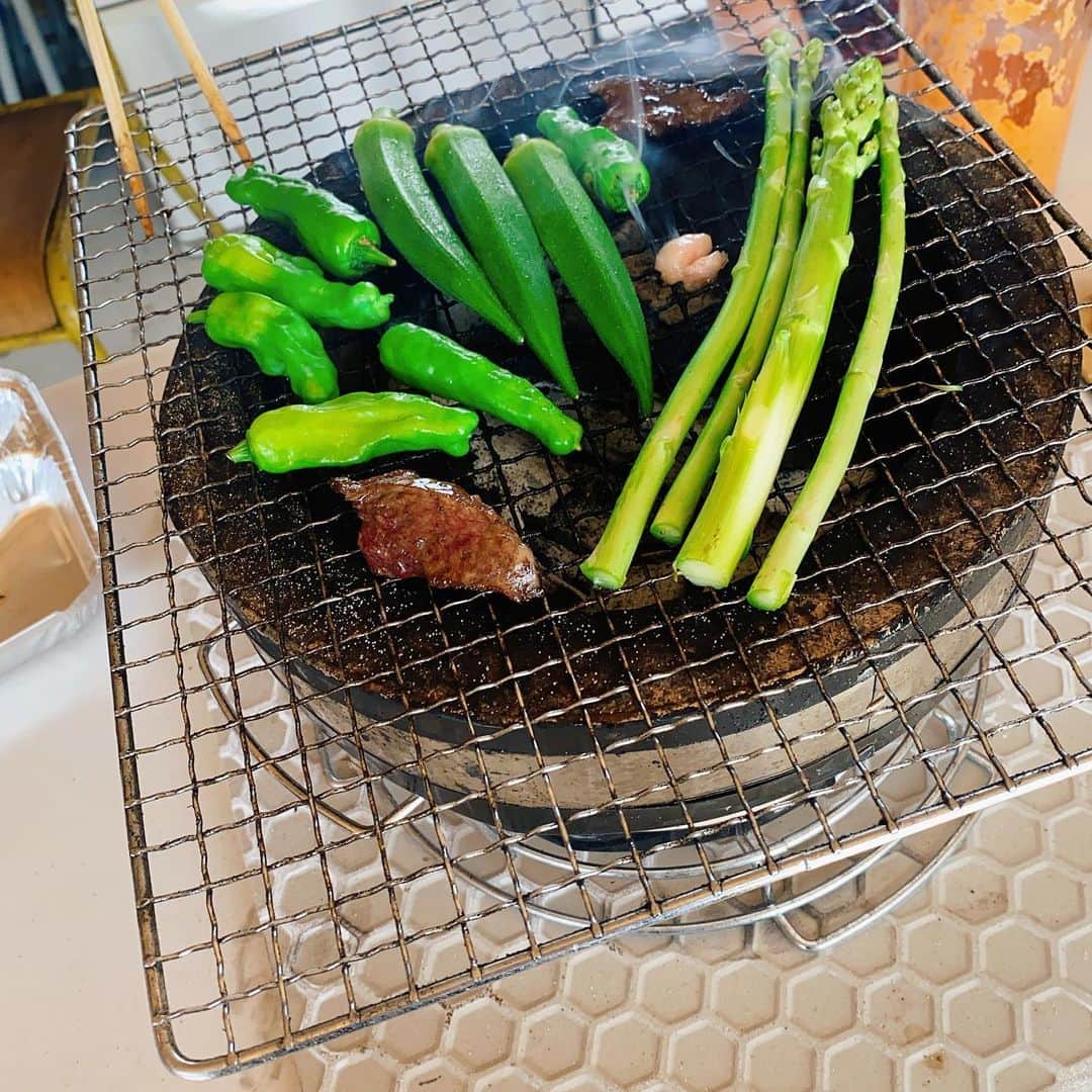 mizukiのインスタグラム：「.  夏になって初のぷちBBQ🍖  汗だくなったけどプールに浸かって ひんやり気持ちよかった🐳  #BBQ #夏 #焼肉 #七輪 #プール」
