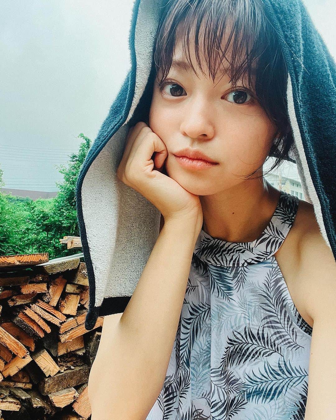 小林涼子のインスタグラム：「. 2日目☀️ 朝はサウナから。 実はアウトサイドでのサウナは初めて。  想像より息がしやく 思わずチャイのいい香りを吸い込んで あっつぅ〜と、体が温まって 湧水で水浴してキーンと冷えるのに 体の芯からぽかぽか… なんとも不思議な体験でした♨️  1泊2日、森、畑、川と自然を満喫。 学ぶ機会をくださった @lifefarmingcamp  @uk_madsaunist  @tank_pr  誘ってくれた @taka_ikuyo  ご一緒した皆さま…  そして、アウトドア初心者の私に 必要な旅行支度を一緒に考えてくれた @ray_tn  ロンTとサンダル便利すぎた〜🩴😭  皆さま ありがとうございました!!!! 🙏🏻  #長野 #野沢温泉 #lifefarmingcamp #camp #onsen #サウナ」