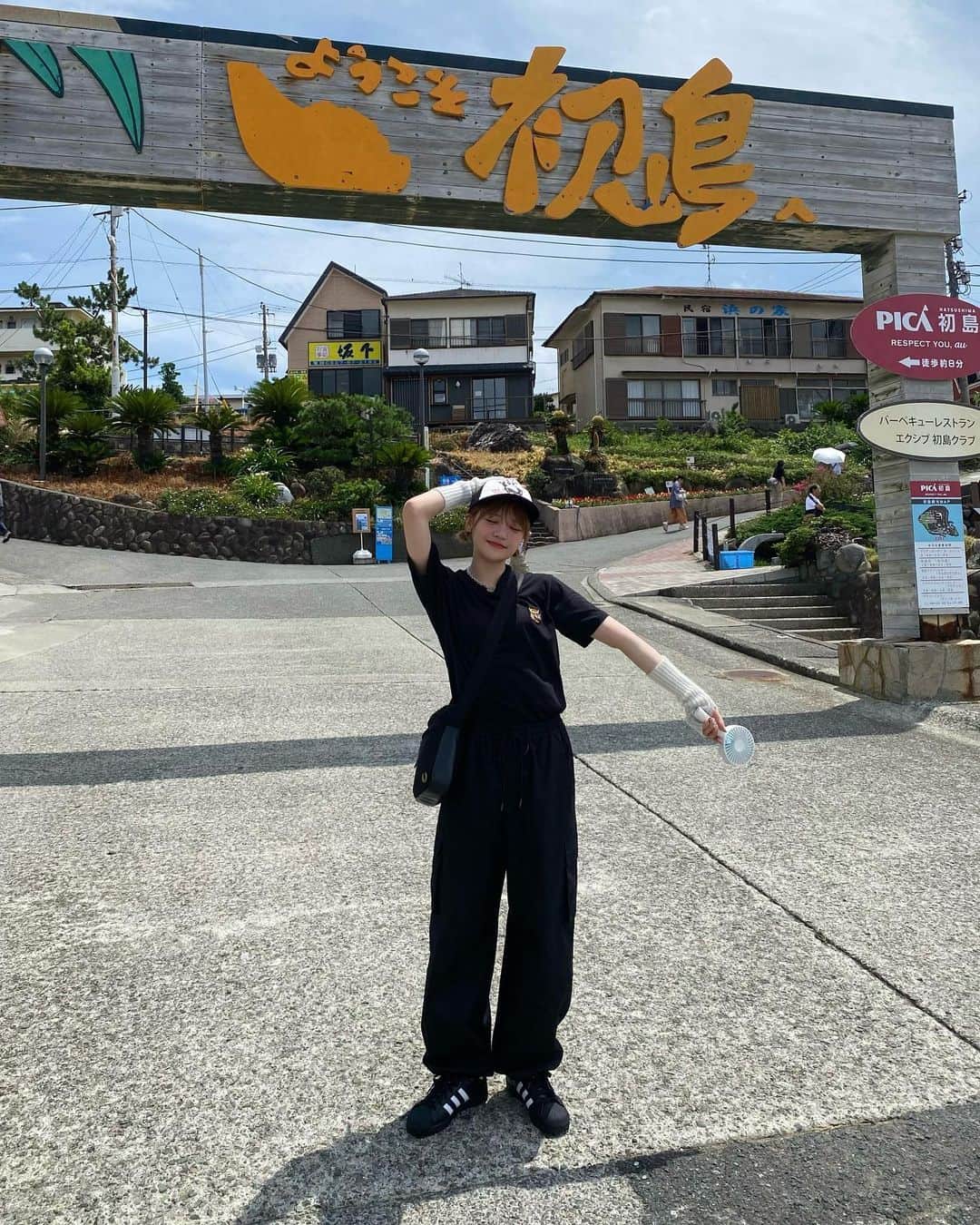 砂糖桃のインスタグラム：「ブラックコーデ🖤  初島素敵な所だった🏝️ 一周出来なかったからまた行きたい❕  靴は月菜がお誕生日にくれたもので Tシャツはるなもがお誕生日にくれたの🐯✨  . #初島 #夏コーデ #夏服コーデ #ブラックコーデ #キャップコーデ」