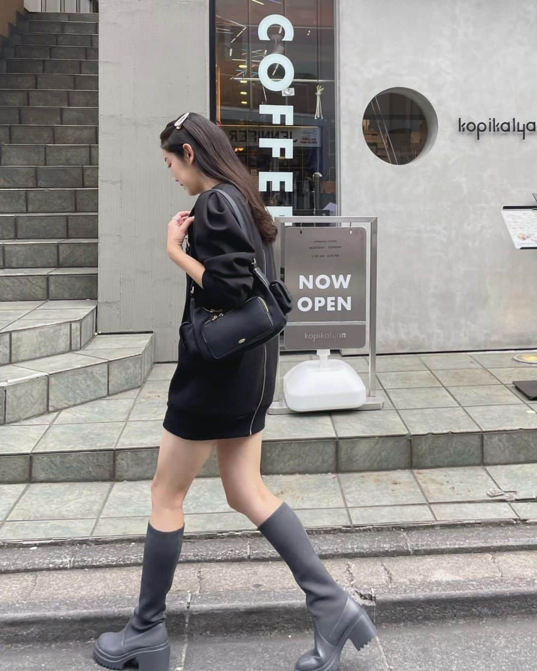 mina hinokuchiのインスタグラム：「. 個人的に推してる パワショルスウェットワンピ♡ 後身がフルzipなのも、少しモードに見えて可愛い♡  カバンも新作。 ベルトを調整してショルダーだけじゃなくて斜めがけもできます🫶🏻  どちらもお店には8月2週目の週末あたりに入荷予定☺️ オンラインストアでの予約開始は来週末ごろ予定してます🗓️  . #Chico #チコ #salonbychico #ミニワンピ #ロングブーツ #ブラックコーデ #高身長コーデ #ワントーンコーデ #cordinate」