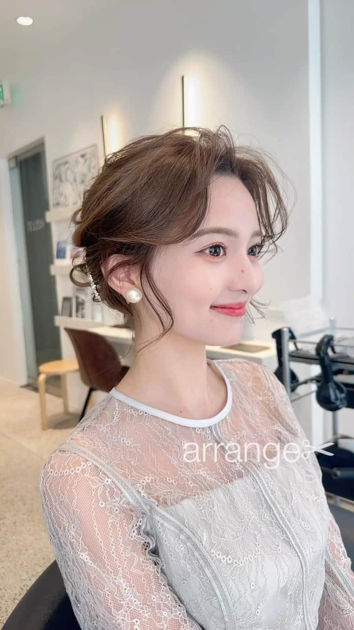 齋藤純也のインスタグラム：「たまにはヘアアレンジ✂︎  頭の形をよく見せるために作るデザインは カットとつながるところがある に合わせを大切に丁寧に♩  ✴︎PRICE✴︎ カット✂︎7700円 カラー✂︎7700円  カットなしの場合シャンプーブロー料金+2200円 カラーはトリートメントin処方で圧倒的な艶感と手触りをプラスします。 ブリーチor3Dハイライト施術はプラス7700円です。 パーマ✂︎7700円 トリートメント✂︎種類多数によりカウンセリングで決めさせていただきます。5500円〜11000円 縮毛矯正✂︎17600円、前髪のみは6600円 ・ ネット予約が×の所もお電話かDMで時間調整できますので気軽にご連絡ください！ kelly.表参道本店　A1出口より徒歩45秒 東京都渋谷区神宮前5-2-5 JY表参道ビル２Ｆ kelly. ・ ・ ✔️群馬県伊勢崎市で出勤するスケジュールは隔週水曜日です。 群馬店は料金が異なります、お問い合わせください 群馬のご予約はＤＭまたは ホットペッパービューティーで  kelly. by L.O.G 検索✂︎ 在籍日程が少なくて申し訳ありません。 薬剤は最新のものを揃えました 群馬県伊勢崎市宮前町146-1」