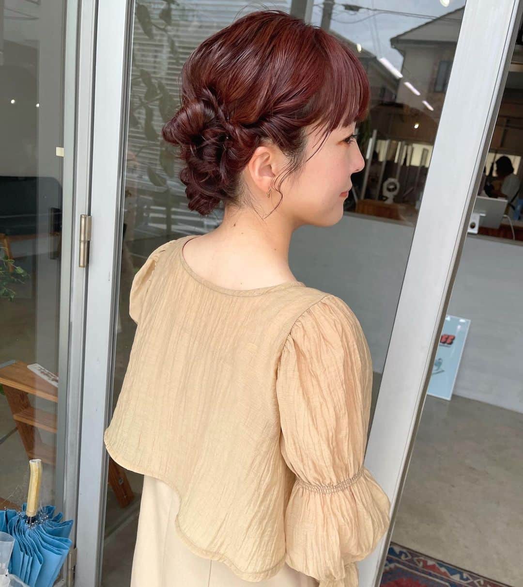 sakincho1028のインスタグラム：「お呼ばれアレンジ🌼 30分で可愛くします🐒💫  #sakinchohair   #hairarrange#hair#arrange#hairset#ヘアアレンジ#アレンジ#ヘアセット#豊橋#美容室#豊橋美容室#結婚式#ブライダル#ヘアメイク#メイク#出張ヘアメイク#ブライダルヘア#ウェディングヘア#花嫁ヘア#お呼ばれヘア」