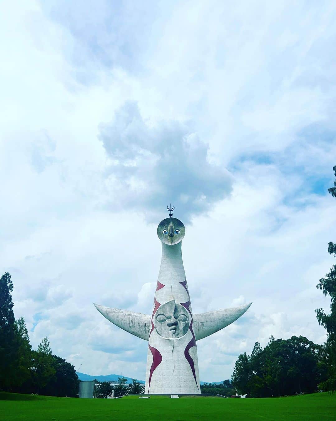佐々木敬子さんのインスタグラム写真 - (佐々木敬子Instagram)「. 濃厚すぎた 様々な事を色々な角度から考えさせられる事が多かった旅  岡本太郎　太陽の塔は 時代を超えて今なお強烈なパワー放っていた。  現在　過去　未来　 行き来しているような パラレルワールドのような時間  何を信じてどこへ向かって生きていくか。 いつの時代も心豊かでありたい　 楽しく好きな人達と、 心地よいのがいい 語り合える友がいるのもありがたい  未来は自分の 意志で作られる  #岡本太郎 #太陽の塔  #この日は #太陽の活動が凄い日だったらしい #宮崎駿　#君たちはどう生きるか  #異常に暑かったこの日 #MYLAN  #ボーダーワンピース #かよこと私はMYLANドレス #MYLAN」7月23日 21時18分 - keikosasaki_mylan