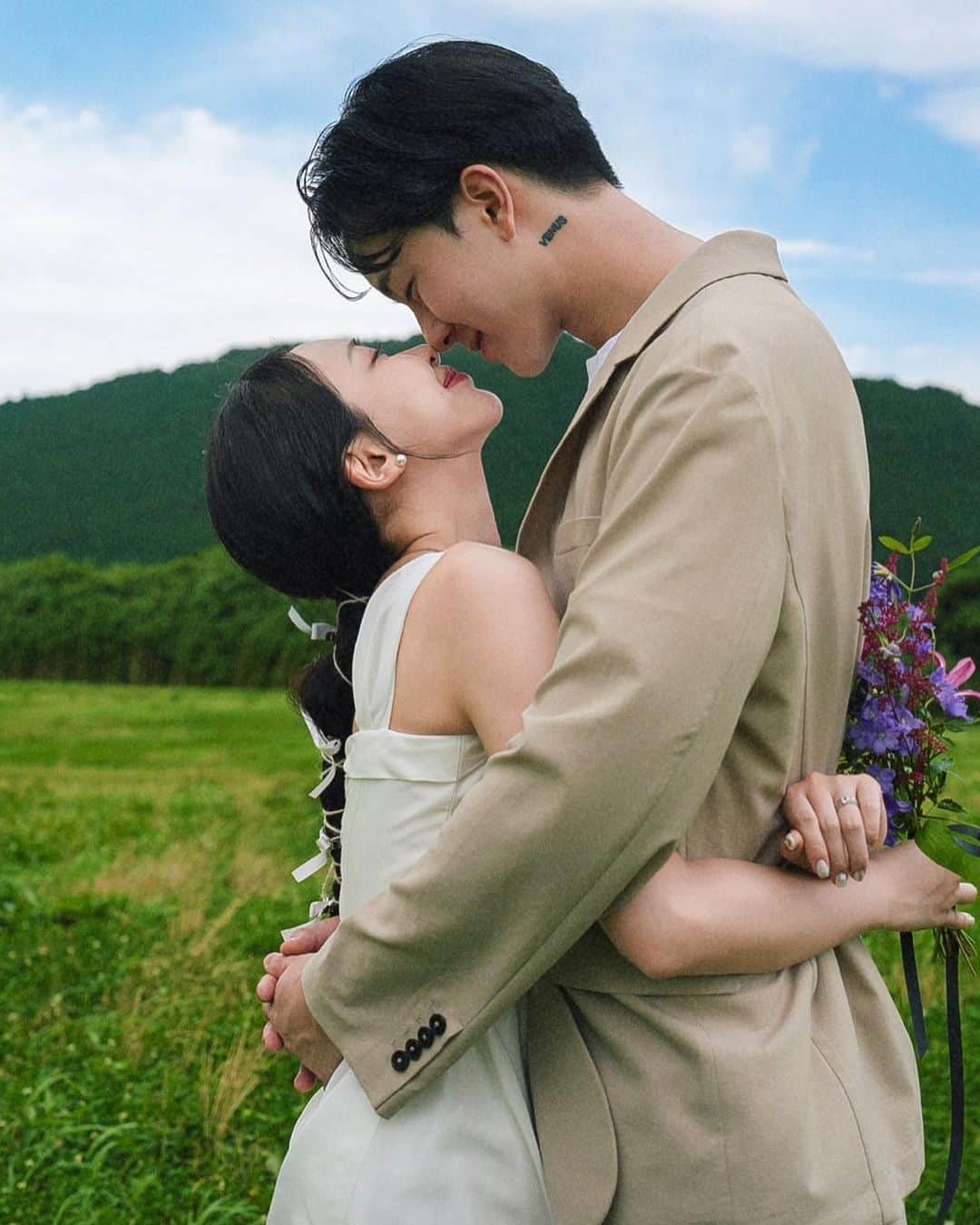 のインスタグラム：「드디어 보정본 💗  요즘 둘이 닮았다는 말 + 동진이 순하게 생겼다는 말을 많이 듣는데 ㅋㅋ 사진 보니 웃는게 진짜 닮아가는 듯 앞으로도 웃으며 살자 자기씨 🖤   촬영 내내 미친 제주 바람에 이거 건질 수 있나? 한 걱정은 필요 없게 끔 만들어주신 작가님들.. 정말 ㅅㅏ랑합니다.. 💕」