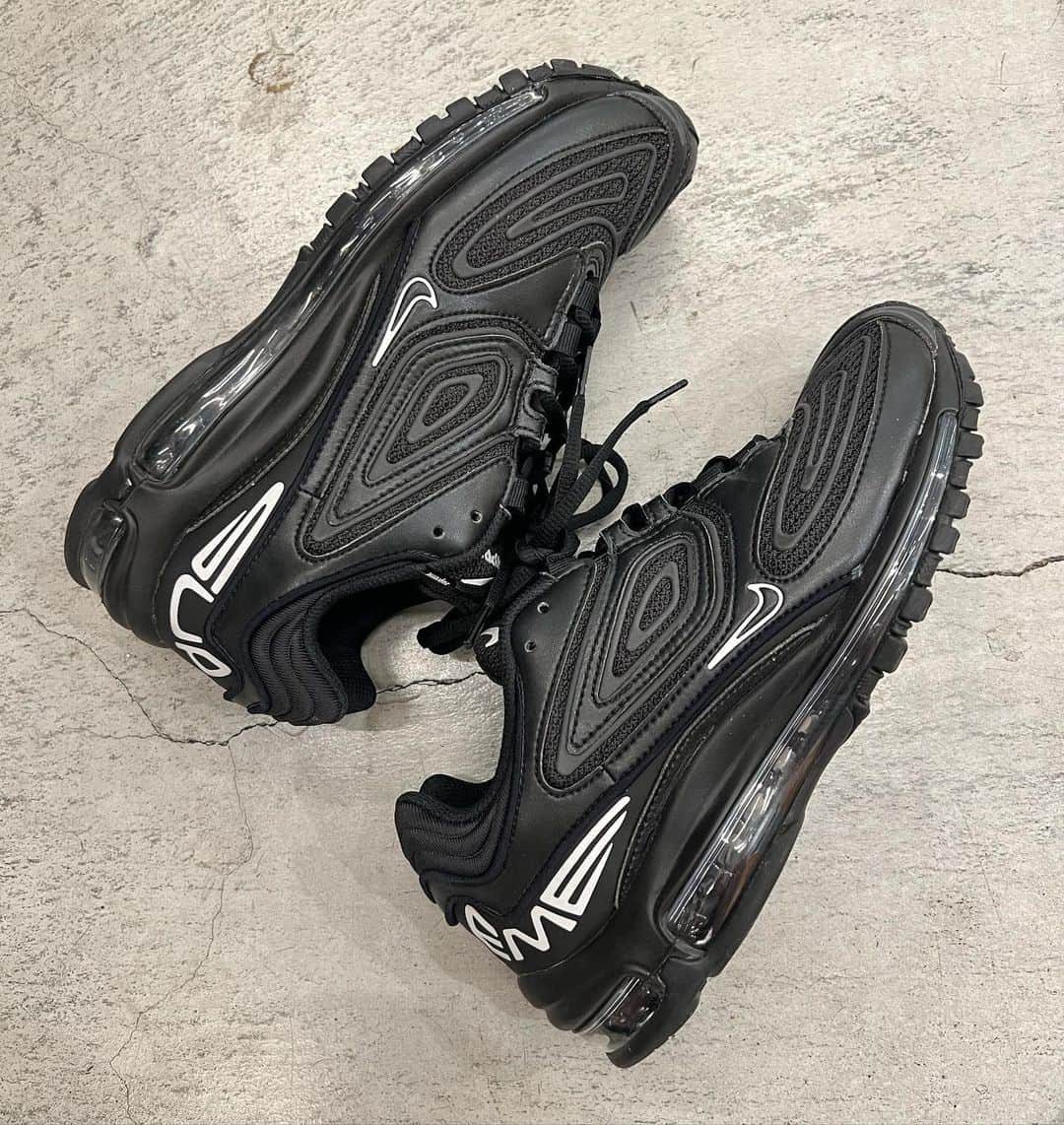 小島奉文さんのインスタグラム写真 - (小島奉文Instagram)「. 最近のマイブーム。 AIR MAX 98 TL supreme. . #nike #supreme #airmax98 #tripleblack #airmax #atmos」7月23日 21時18分 - koji198139