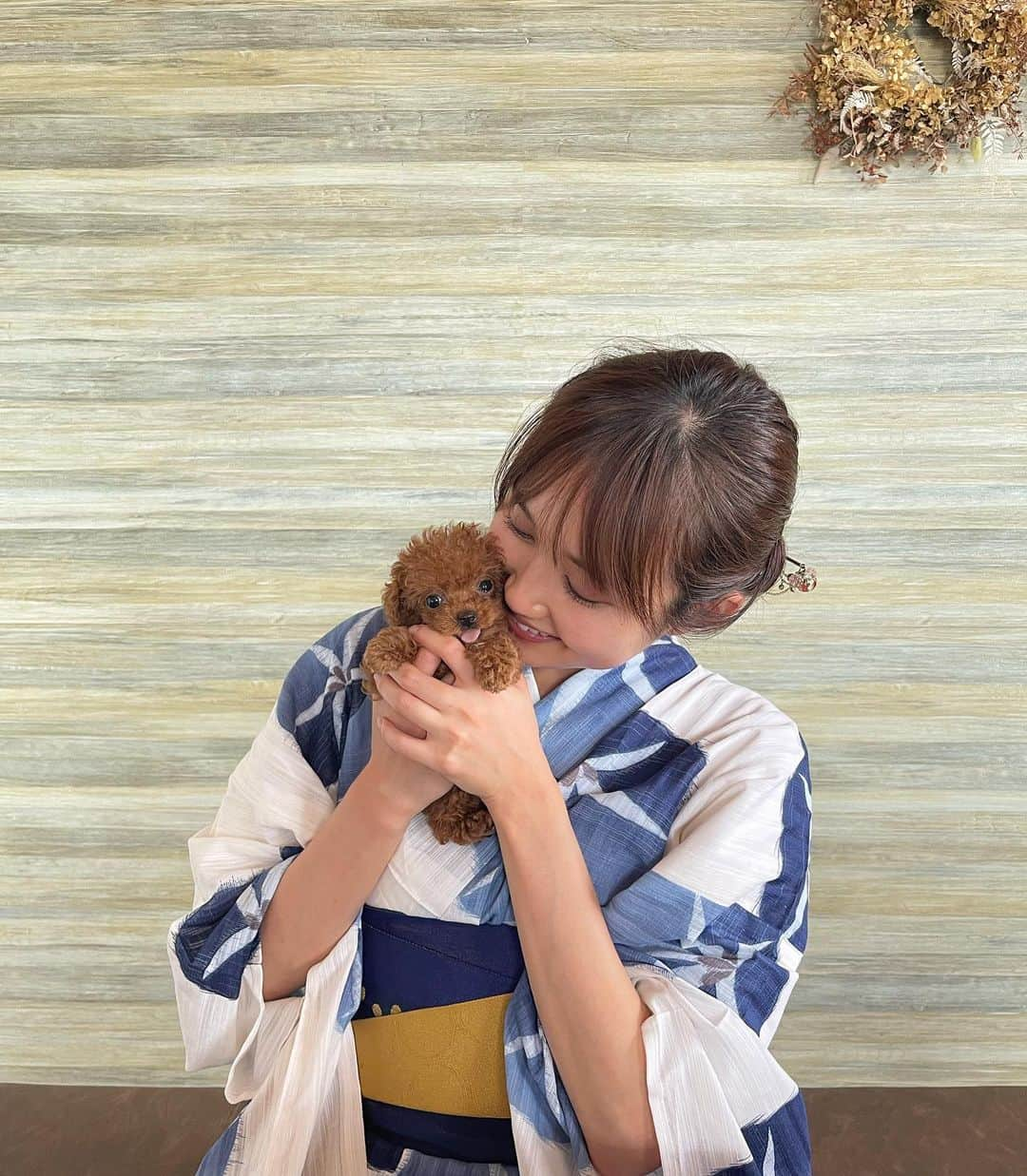 浜﨑日香里のインスタグラム：「⁡ 浴衣姿でせっかくなので ぷぷと🐶🩵 ⁡ そして、ぷぷ専用のアカウント作りました🐶 ぷぷの写真は @pupu.0501 に沢山載せていきます🐾 ぜひフォローお願いします🥹🩷🩷  #ティーカッププードル #ティーカッププードルレッド」