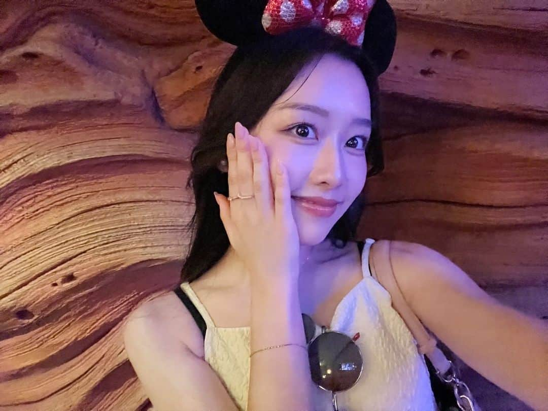 としお理歩さんのインスタグラム写真 - (としお理歩Instagram)「ミッキーのサングラス買ったの🐭♡ . . #Disneysea#ディズニーシー#ディズニーコーデ#ディズニーカチューシャ#ミニー#ミッキー」7月23日 21時25分 - riho_toshio