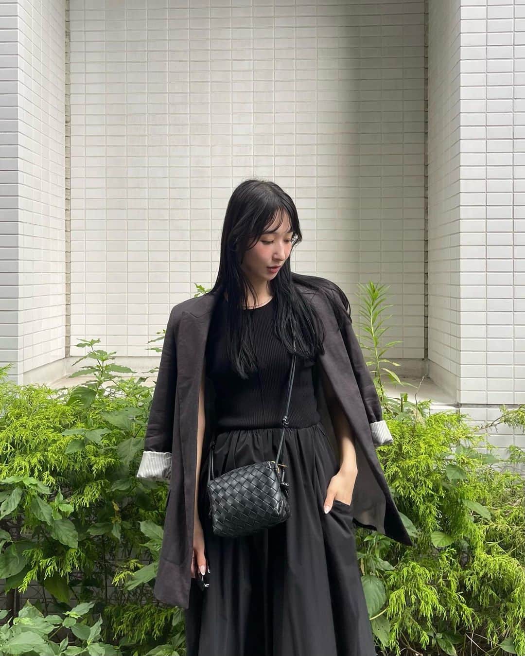 𝗔𝗜のインスタグラム：「. ｏｕｔｆｉｔ🧥👗🖤 . 展示会の日のコーデ。 お気に入りのワンピースとジャケット！ . 秋、冬とたくさん着回せそうなワンピース🤭🍂 . @baila_magazine blogにワンピースのおすすめ詳細を 書いてみたのでみてもらえたら嬉しいです✍️ . 週末は３年ぶりの息子の学校お祭りと 地域のお神輿と子供たちの楽しそうな姿が 印象的でバタバタほっこりな週末だったなぁ☺️ 気づいたらこんがりしてきちゃった😎☀️👩🏽(毎年) . . #outfit #ワンピースコーデ #大人ワンピース #30代コーデ #2児ママ #gu_for_all #frayid #ワンピースコーデ #zara #zaraコーデ #大人カジュアル #160cmコーデ #骨格ウェーブ #ブルベ」