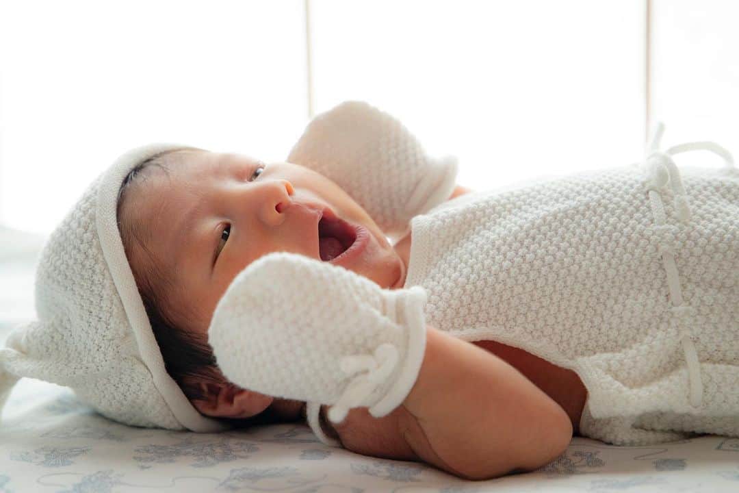 白井ゆかりのインスタグラム：「.. Hello Baby👶🏻  先日、無事出産し母子ともに健康です 妊娠中から体調を気遣ってくださる皆さんのあたたかいコメントにすごく元気をもらっていました🥹🙏🏻✨ ありがとうございます  いまは寝不足で頭もぼーーっとしている毎日ですが😂 子供の日々の成長が嬉しいです♪ これからもたくさんの愛情を注ぎながら子育てを楽しみたいと思います😌♡  暑い日が続いていますが体調に気をつけて皆さん元気にお過ごしください♪」