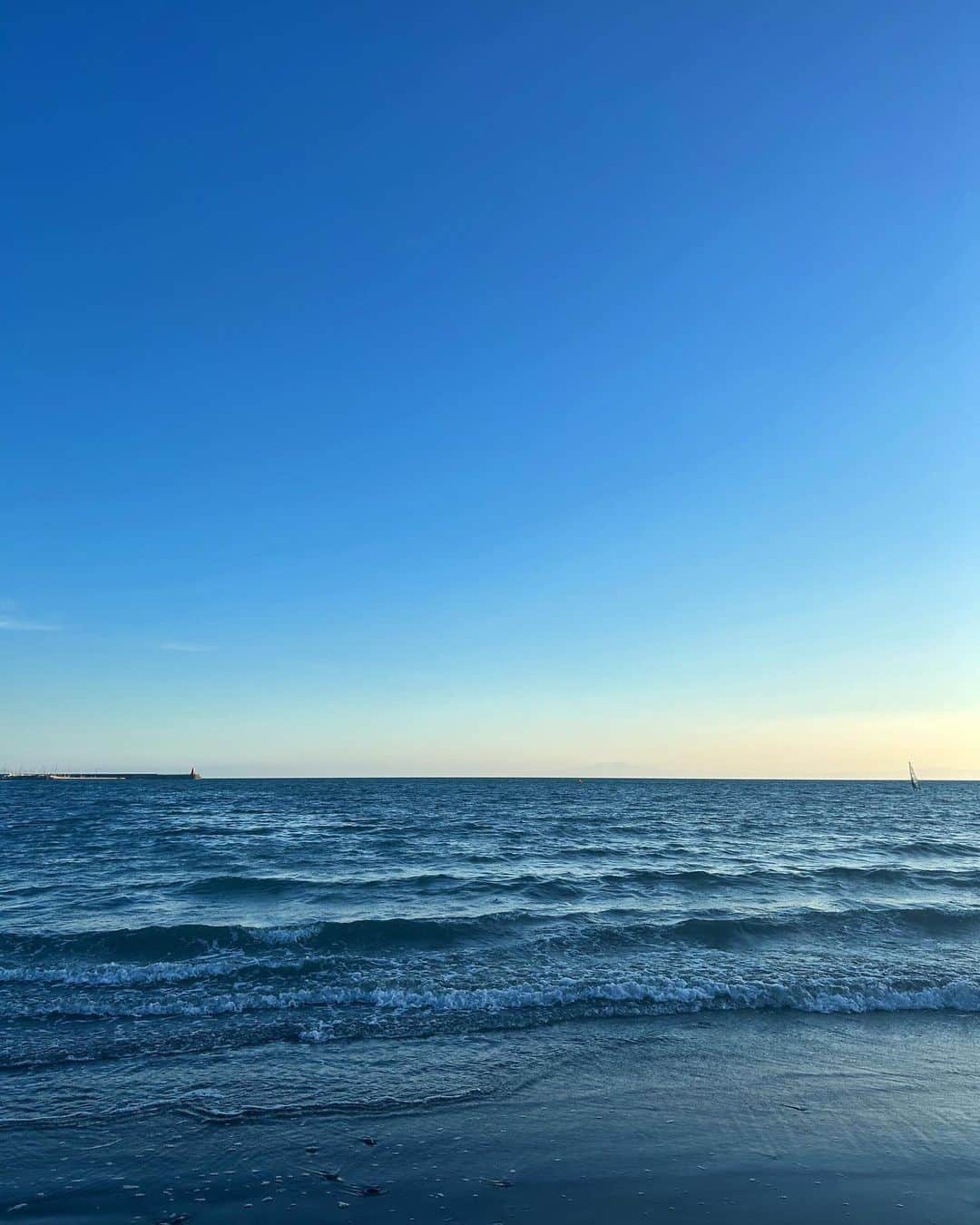 中西智代梨さんのインスタグラム写真 - (中西智代梨Instagram)「🌊☀️🌻  撮影で海行ってきたー🏖️ 久々に砂で遊んだり海に足浸かったり心が小学生に戻ってた！！笑 お楽しみに🤍🩵」7月23日 21時33分 - sukiyaki_daisuki512