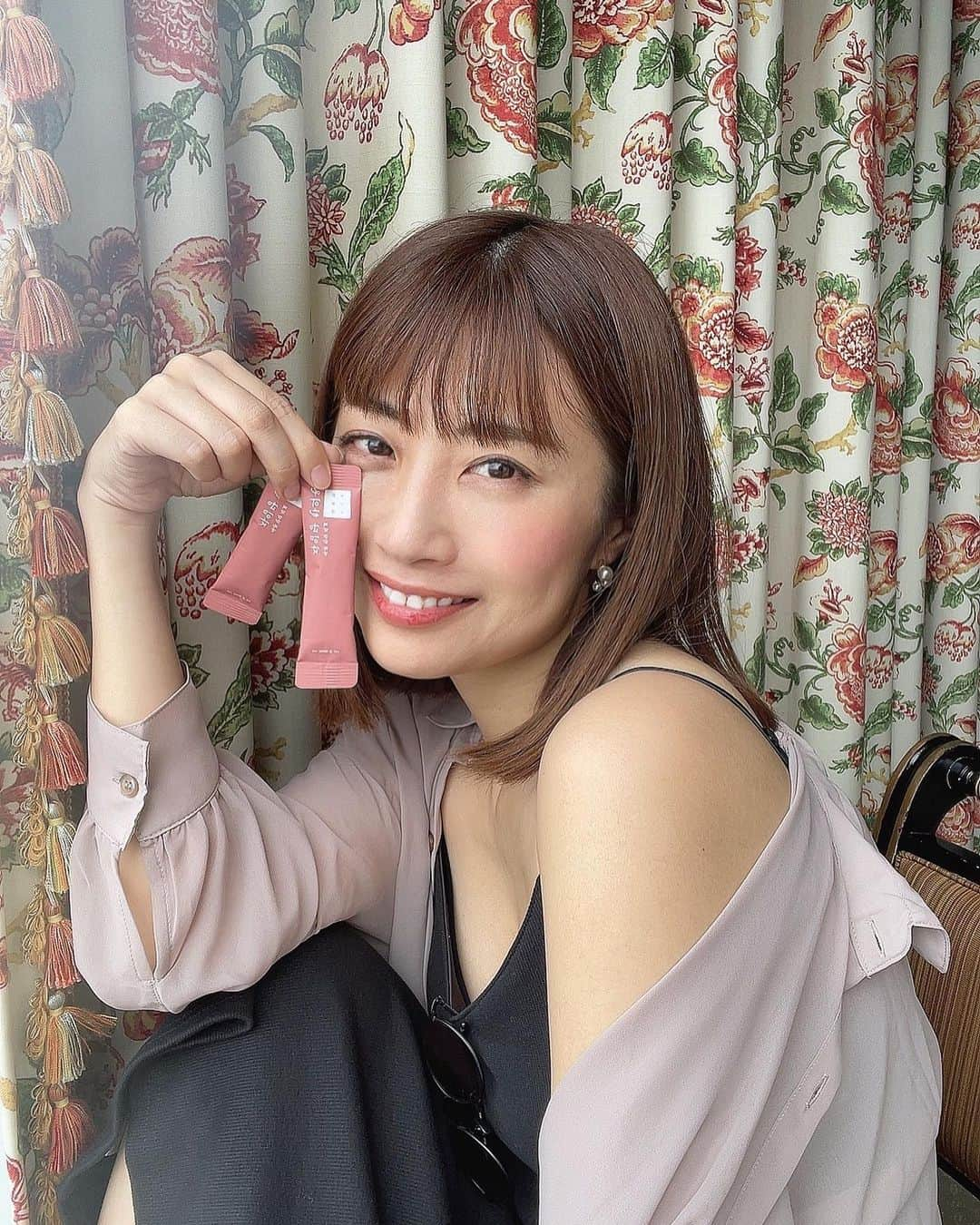 古川真奈美のインスタグラム：「. . もうずっと愛用しているコンビファン☺️🌸 これがないと不安になるくらい、依存してます🥹笑 ⁡ 毎日は服用してないけど(高価なものなので大切に飲んでますw) 週に3回くらいは必ず頼ってます😭💕 本当にこれないとすぐ甘いものに走ってしまうので、これでセーブさせてもらってる感じ！！笑 ⁡ マジでありがたいお守りみたいなもん🥺🙏 ⁡ そして新発売した、空美消もこれもまたいい！！ 胃もたれやムカつきがあるときは、これが助けてくれます！👏 ⁡ 昔は焼肉のカルビが大好きで、脂のお肉ばっかり食べてたんだけど… あの時の私はどこに行ったんだ？って思うくらい、脂がダメになりました😭 これが歳ってやつですね、、はい。。 ⁡ タンとかハラミとかばっか🥩 お母さんの気持ちがやっと分かるようになりました…笑 ⁡ ⁡ 今までお肉の脂でやられたムカムカは、 食後のコーヒーで流し込んでたけど…笑 今はこの子に助けてもらってます🙋🏻‍♀️ ⁡ ⁡ 自任堂さんの商品いいものばっかりで、本当すき🥰 ⁡ ⁡ ⁡ #コンビファン #無敵 #お守り #空肥丸 #空肥丸ダイエット #空美消 #自任堂 #instalike #instamood  #ootd #东京 #扎心了 #ow #맞팔 #instapic  #팔로우미 #instaphoto #instagravure #girl #glam #followme #インスタグラビア #グラビア #japanesegirl #selfies #gravure  #lookgoodfeelgood」