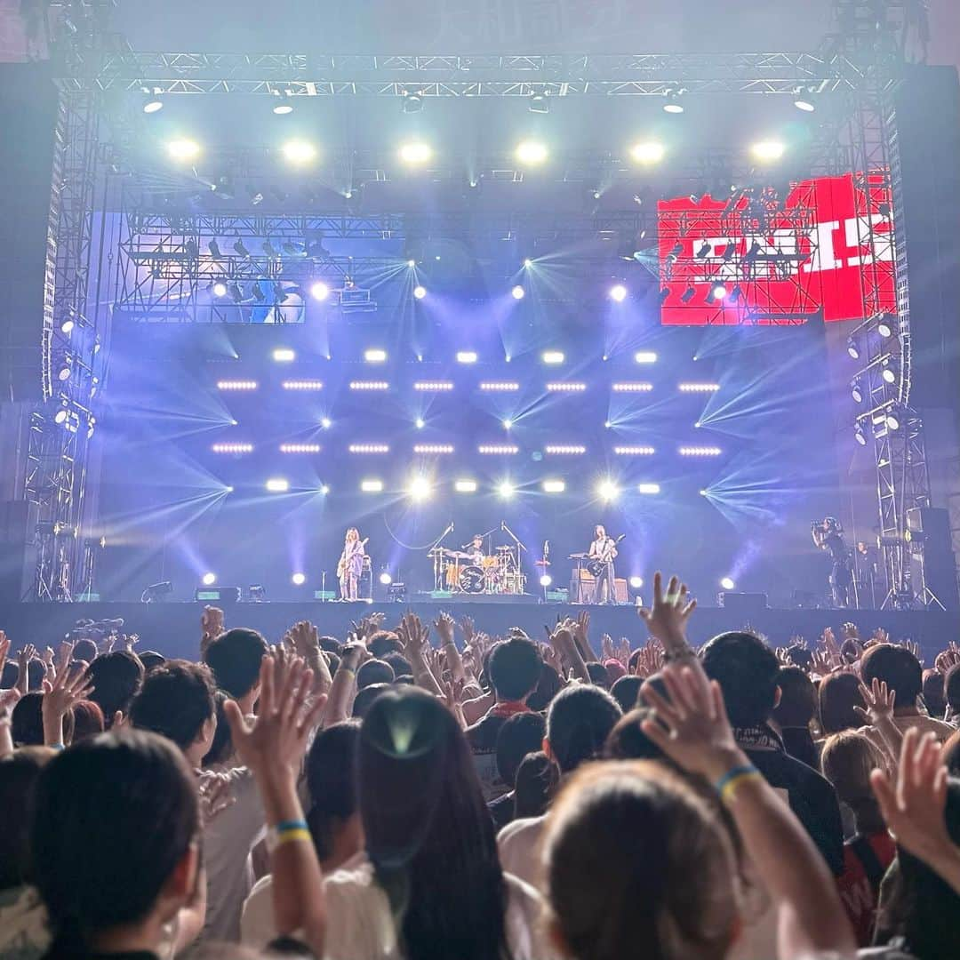 SHISHAMOさんのインスタグラム写真 - (SHISHAMOInstagram)「🎸💥 NUMBER SHOT 2023💥🎸　  2023年7月23日(日) 「NUMBER SHOT 2023」 @福岡PayPayドーム / Zepp FUKUOKA  1年ぶりのナンバーショット!!! リハーサル中の「タオル」でも たくさんの方がタオルを回してくださいました💫  お越しくださった皆様、 ありがとうございました🐟!!!  Photo by 半田安政  #shishamo #numbershot」7月23日 21時30分 - shishamo_official