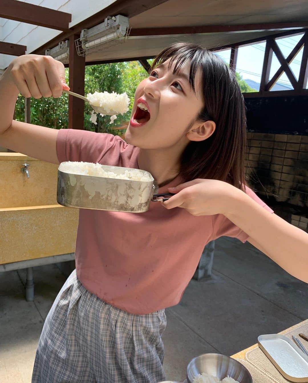 磯原杏華のインスタグラム：「豪快にいただきます🙏🏻  夏バテしてない⁉︎みんな‼︎‼︎‼︎ いっぱい食べるんだよ‼︎‼︎‼︎‼︎‼︎‼︎  #キャンプでお米炊くやつ #これなんて名前なの」