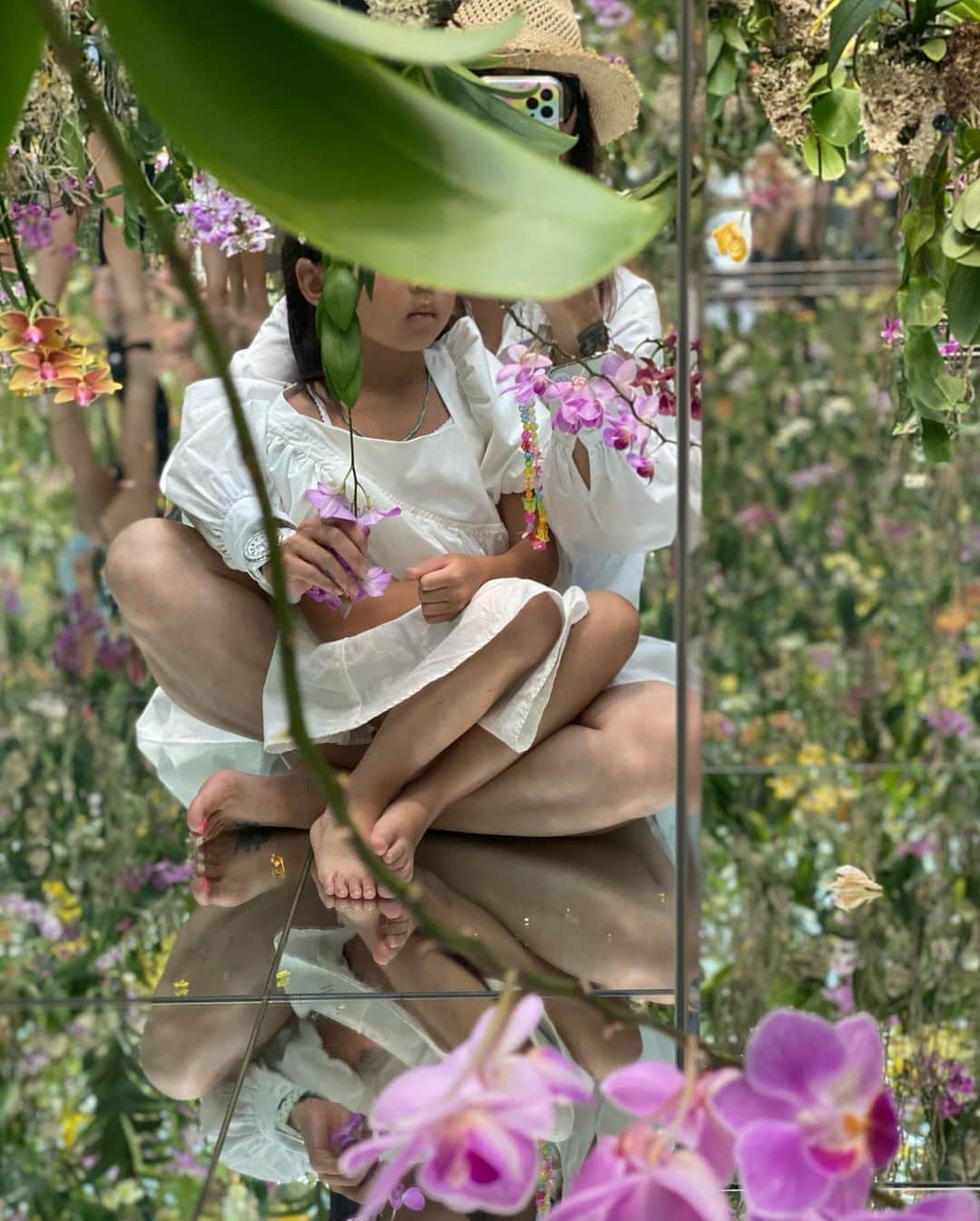 詩音さんのインスタグラム写真 - (詩音Instagram)「teamLab⭐️Planets GARDEN side🪷🍃  豊洲にあるチームラボプラネッツ、こちらは「花と一体化する庭園」がテーマのガーデンサイド🪴📷  自然光に照らされたお花のカーテンが頭上から降ってくる事で景色が変わってゆくのが素敵でした💐✨  一つ前にポストした「水に入るミュージアム」があるウォーターサイドとこちらのガーデンサイド、一度でどちらも楽しめちゃうのがまた良かったです😆👍🏻  カップルはもちろん家族や友達同士でも最高の時間が過ごせる事が間違いない、この夏オススメのスポットだよー💜💙  PR @teamlab.planets #チームラボ #デートスポット #東京観光 #東京旅行 #teamlab #teamlabplanets #チームラボプラネッツ #豊洲」7月23日 21時31分 - shion_baysidediva