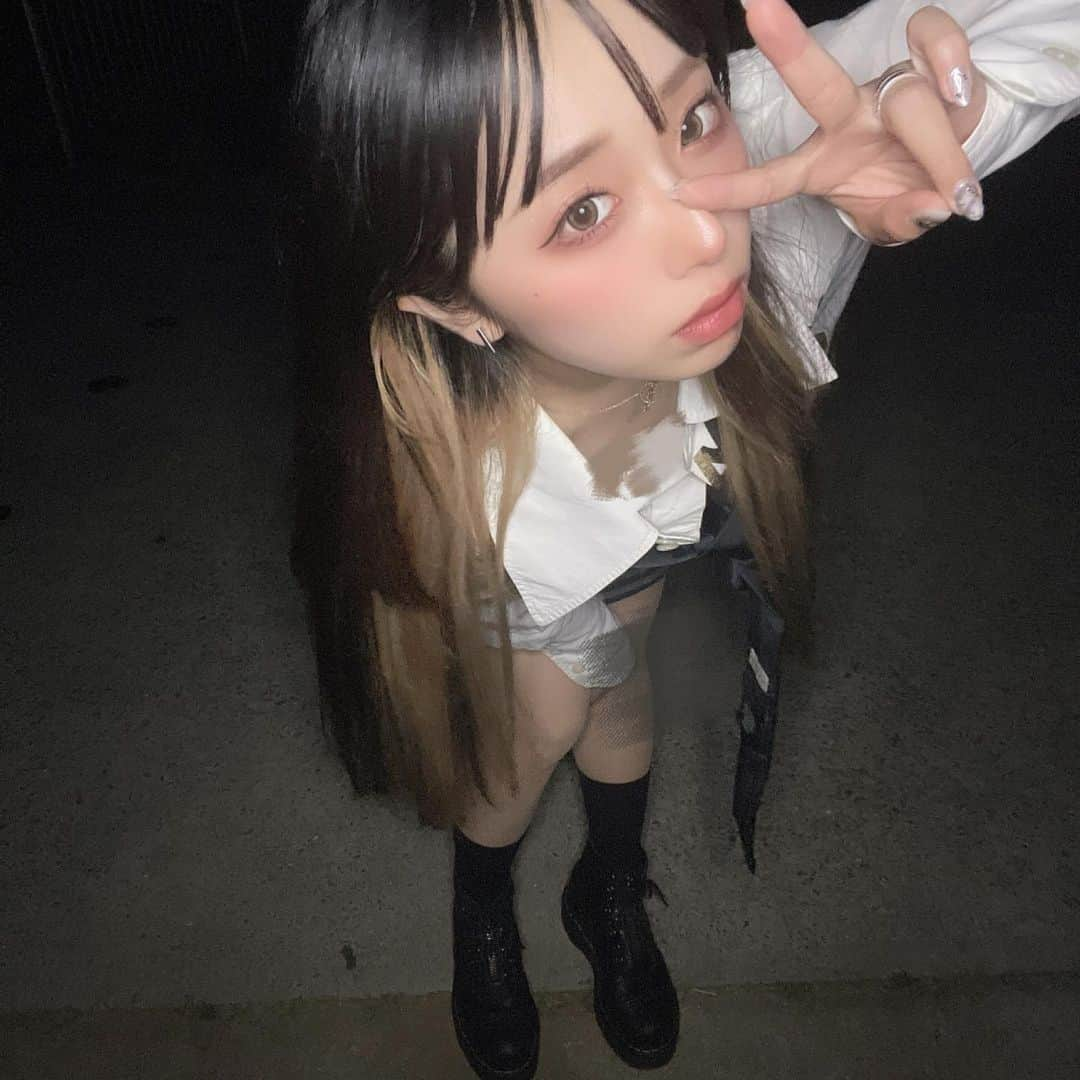 ぬーんさんのインスタグラム写真 - (ぬーんInstagram)「✌️  . . . .  .  #制服 #っぽい #youtube #osaka #photo #selfie  #white #black #nuuuuun #japan #japanese #girl #셀카 #셀스타그램 #오오티디 #올블랙코디 #올블랙패션 #무채색코디 #공주병 #自拍 #点攒 #网红#code #chinamake #lovely #y2k #y2kfashion #love #攝影 #人像攝影」7月23日 21時32分 - yukino_snow1211