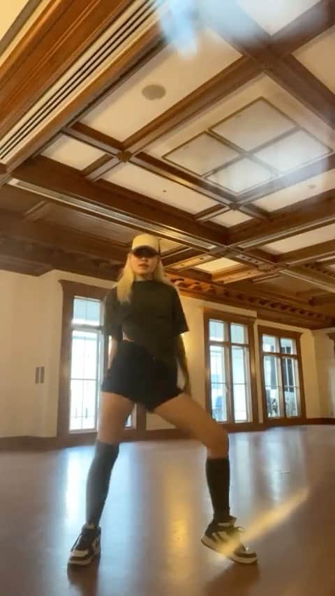 川端結愛のインスタグラム：「@kissoflife_s2 🖤🤎💔🤫🆕⏭️  #kpop #dance #04」