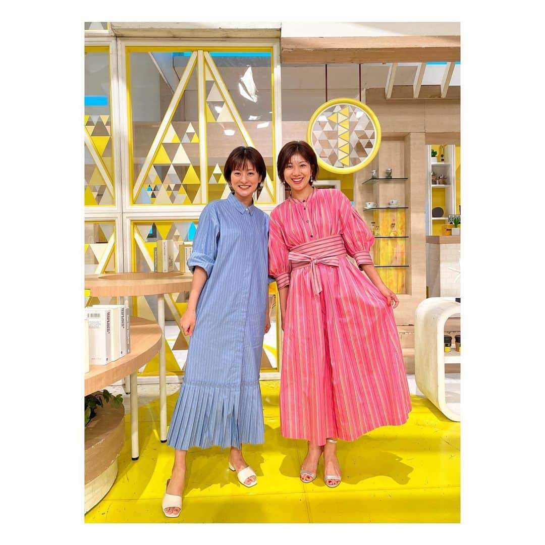 徳島えりかのインスタグラム：「* 2人ともストライプのワンピースで コンビ感ありますねっと潮田さんと朝から盛り上がりました☺️👗  #シューイチ ☝🏻 #💙💖 #今日もありがとうございました #まだまだ暑い日が続きますので #ご自愛ください🥺」