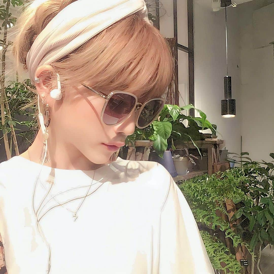 加賀美早紀さんのインスタグラム写真 - (加賀美早紀Instagram)「#earphones  このイヤホン付けてる人見ないんだけど。  にしてもこの時のあたし 髪色とか全て相まって ちょー可愛い💃ﾌｰ‼︎  #可愛い #ちょー可愛い  #髪色 #サングラス #ヘアバンド #ヘアアレンジ  #hairarrange #haircolor #eyewear #sunglasses #fashion #ootd」7月23日 21時35分 - kagami_saki